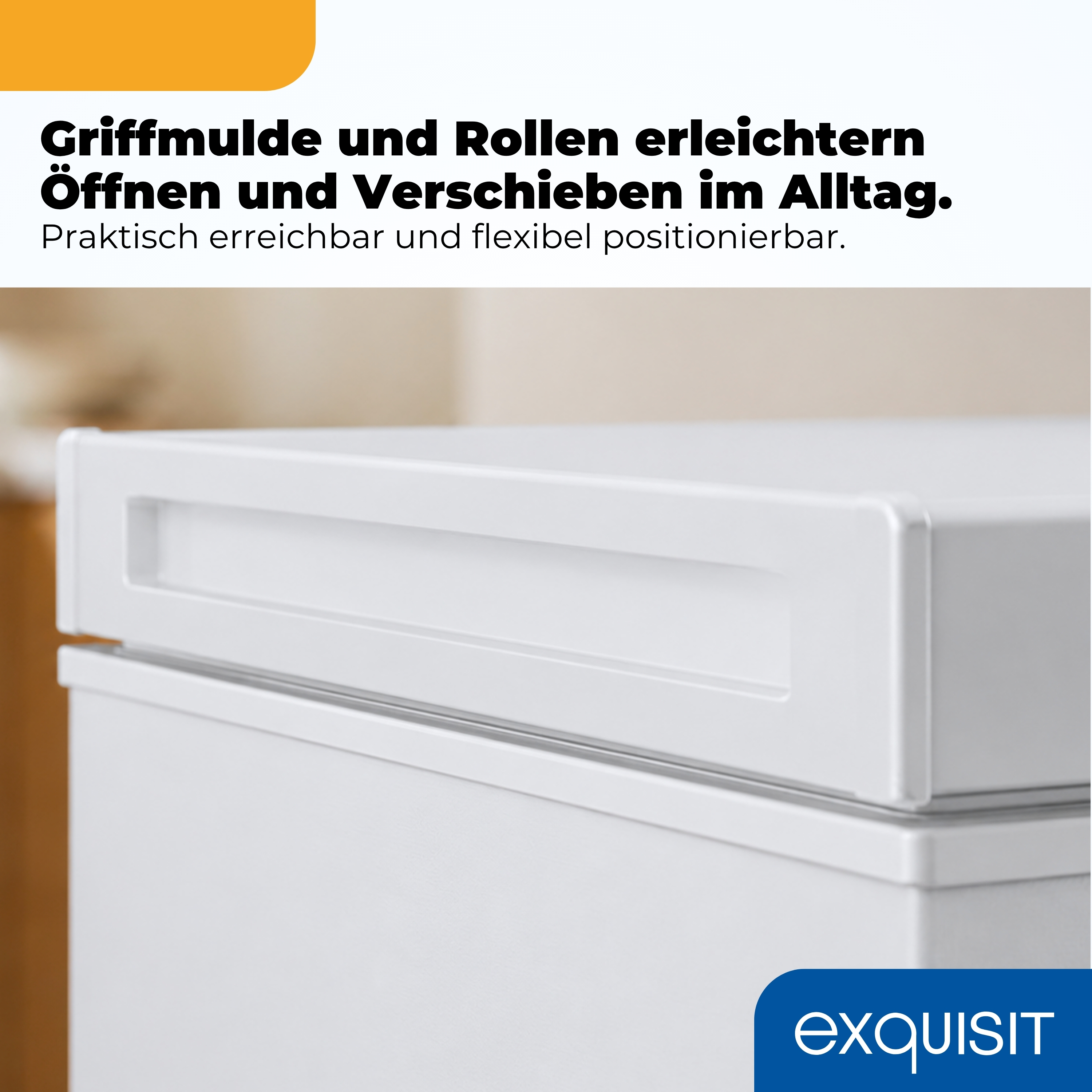 Weiße Kühlgefrierkombination mit Griffmulde und Rollen.
