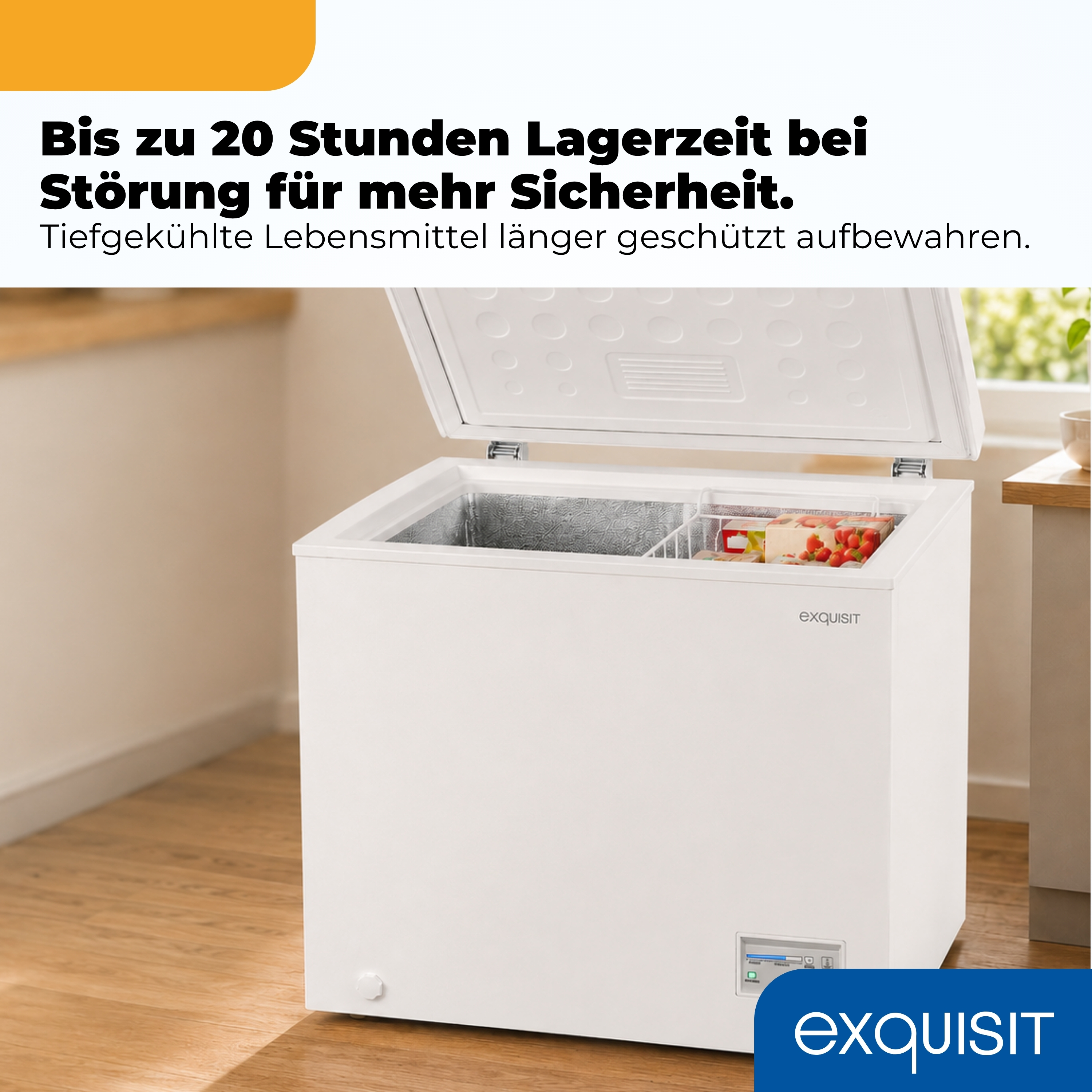 Eine weiße Gefriertruhe mit geöffnetem Deckel, innen mit Lebensmitteln.
