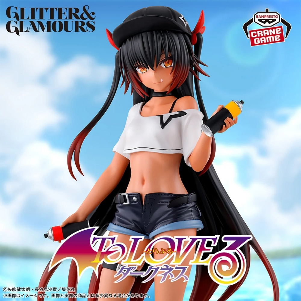 Una figura anime con cappello nero, top corto bianco e pantaloncini di jeans.