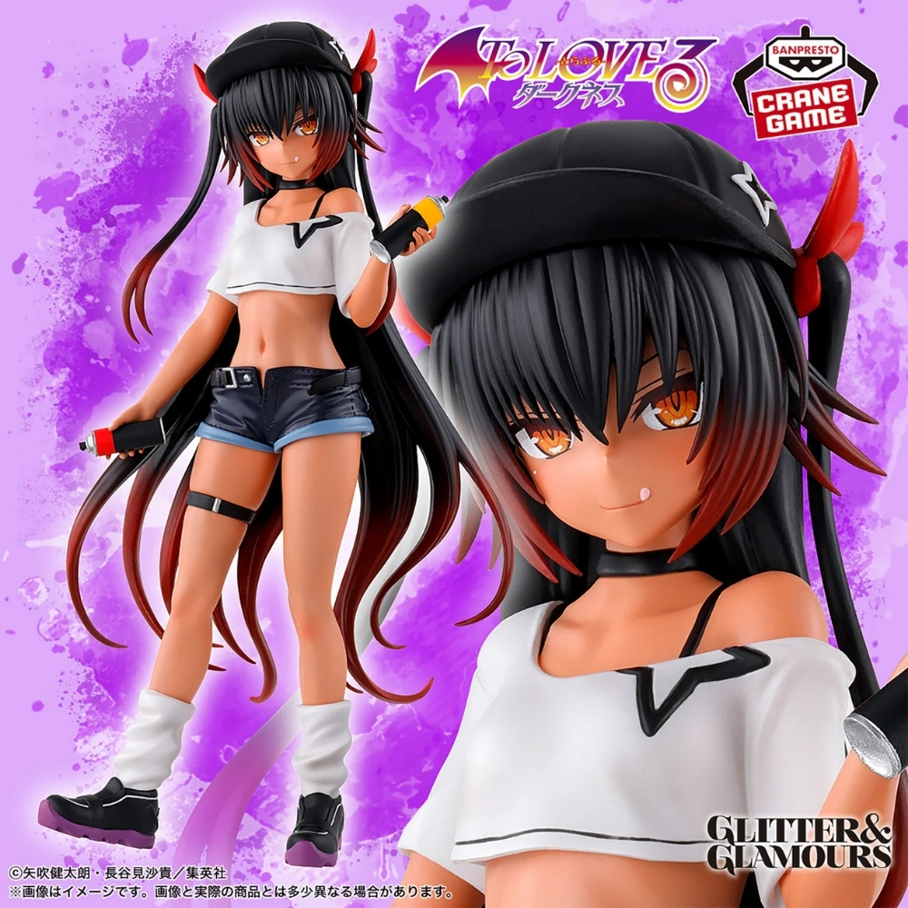 Figura anime con capelli neri, accento rosso, top bianco, pantaloncini blu, con bombolette.
