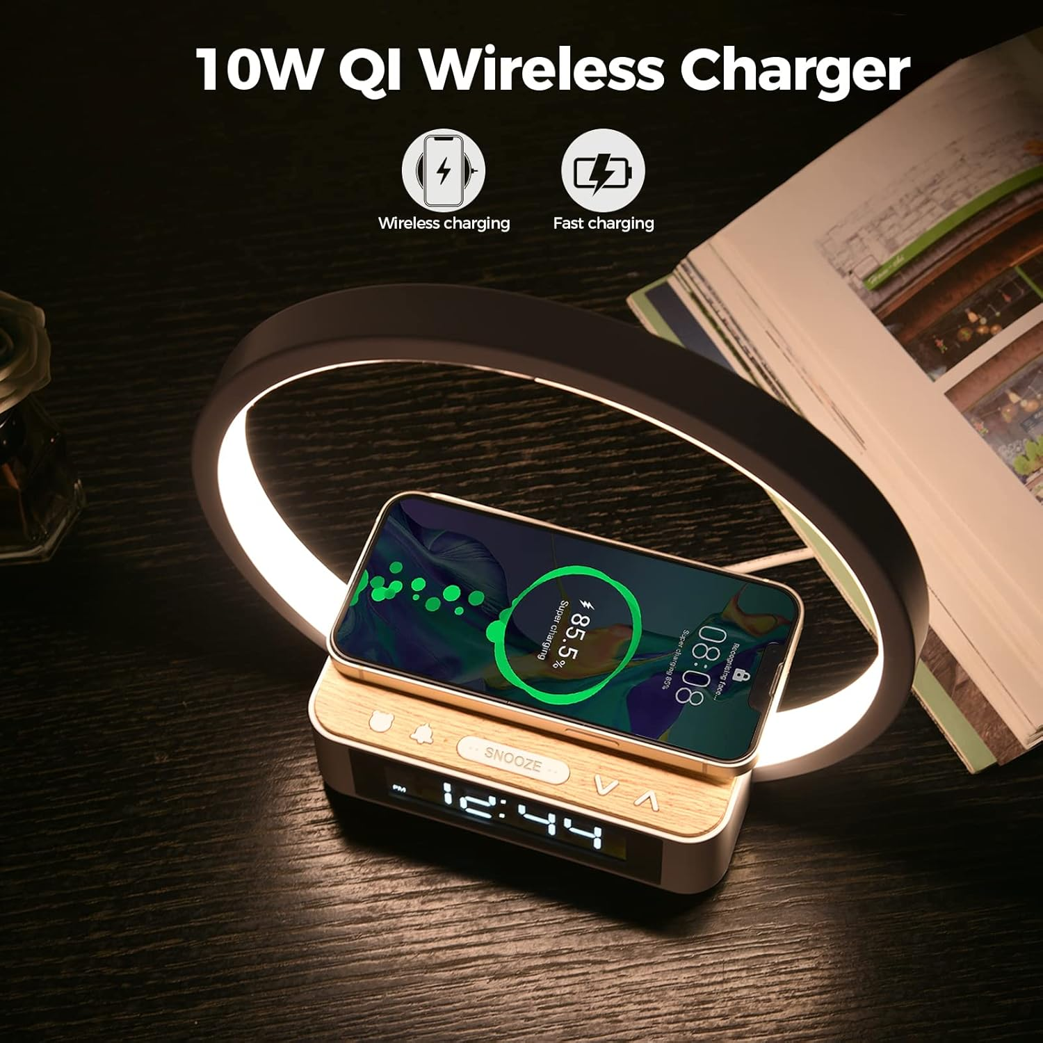 Ein kabelloser Ladegerät mit Uhr und Nachttischlampe, das ein Handy auflädt.