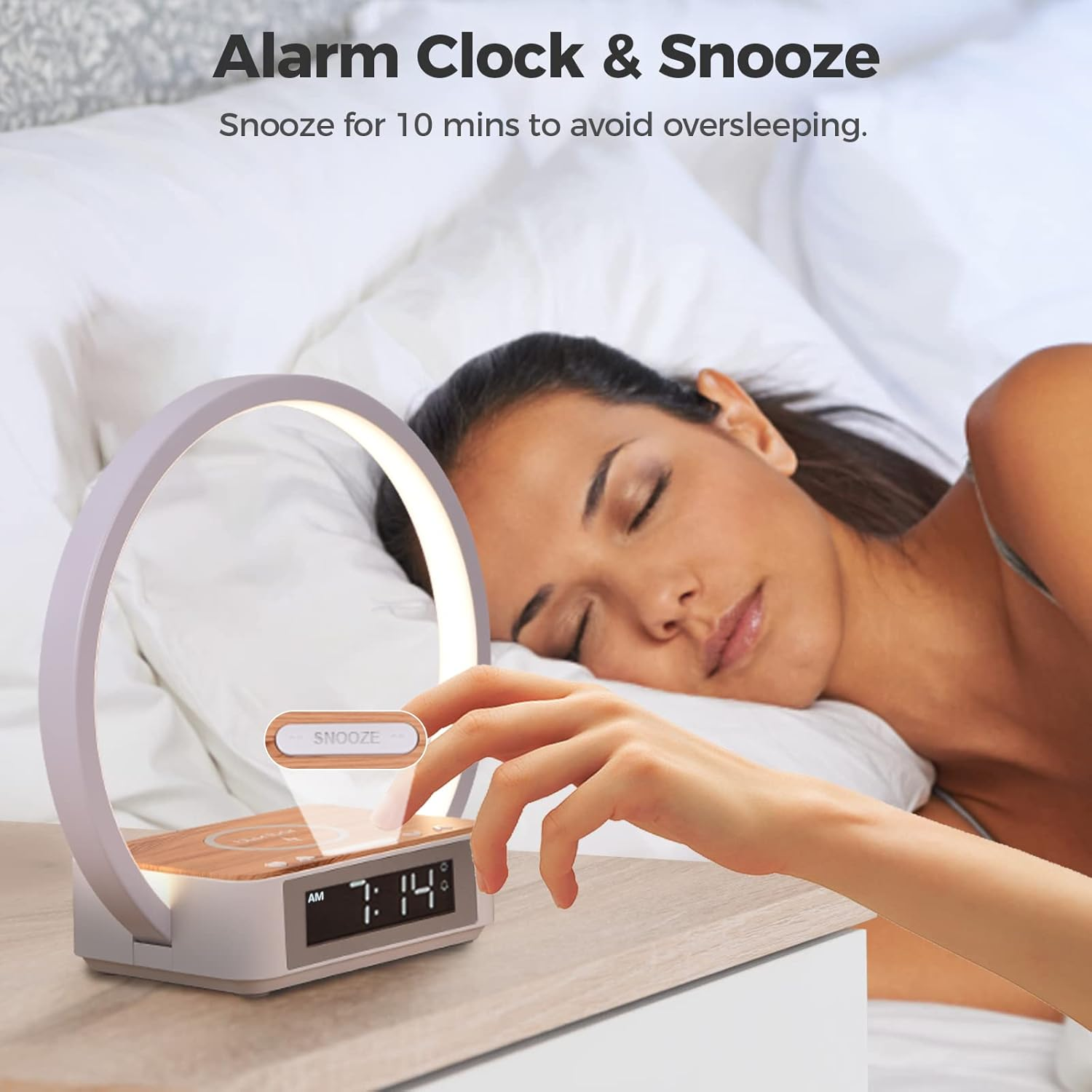 Frau schläft, während eine Hand auf einen Wecker mit Snooze-Taste drückt.