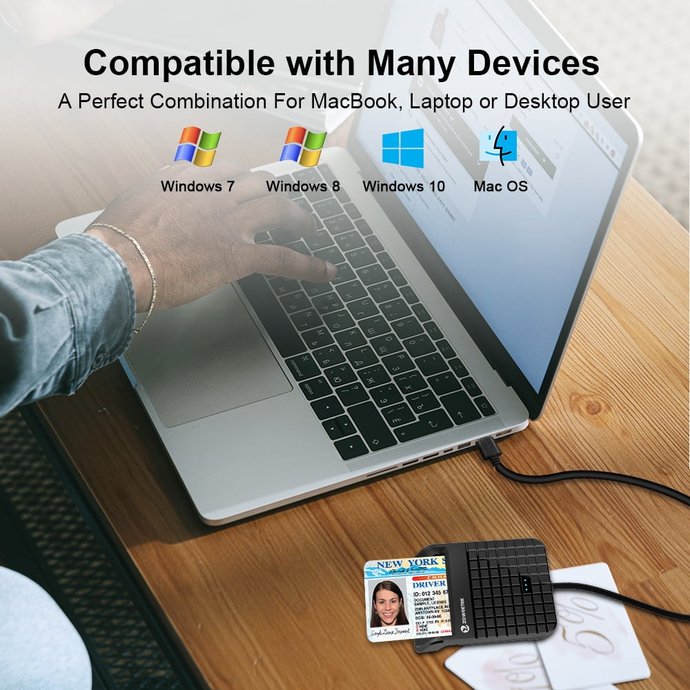 Ein Laptop mit einem Kartenleser, der eine Fahrerkarte liest. Kompatibel mit vielen Betriebssystemen.