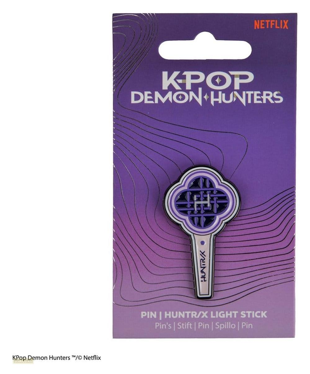 Ein K-Pop Demon Hunters Light Stick Pin auf lila Hintergrund mit Wellenmuster.