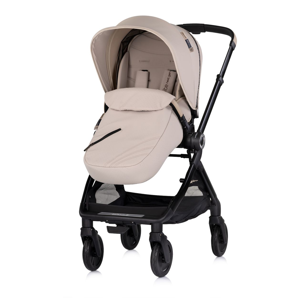 Ein beiger Kinderwagen mit schwarzem Gestell und Rädern, Vorderansicht.
