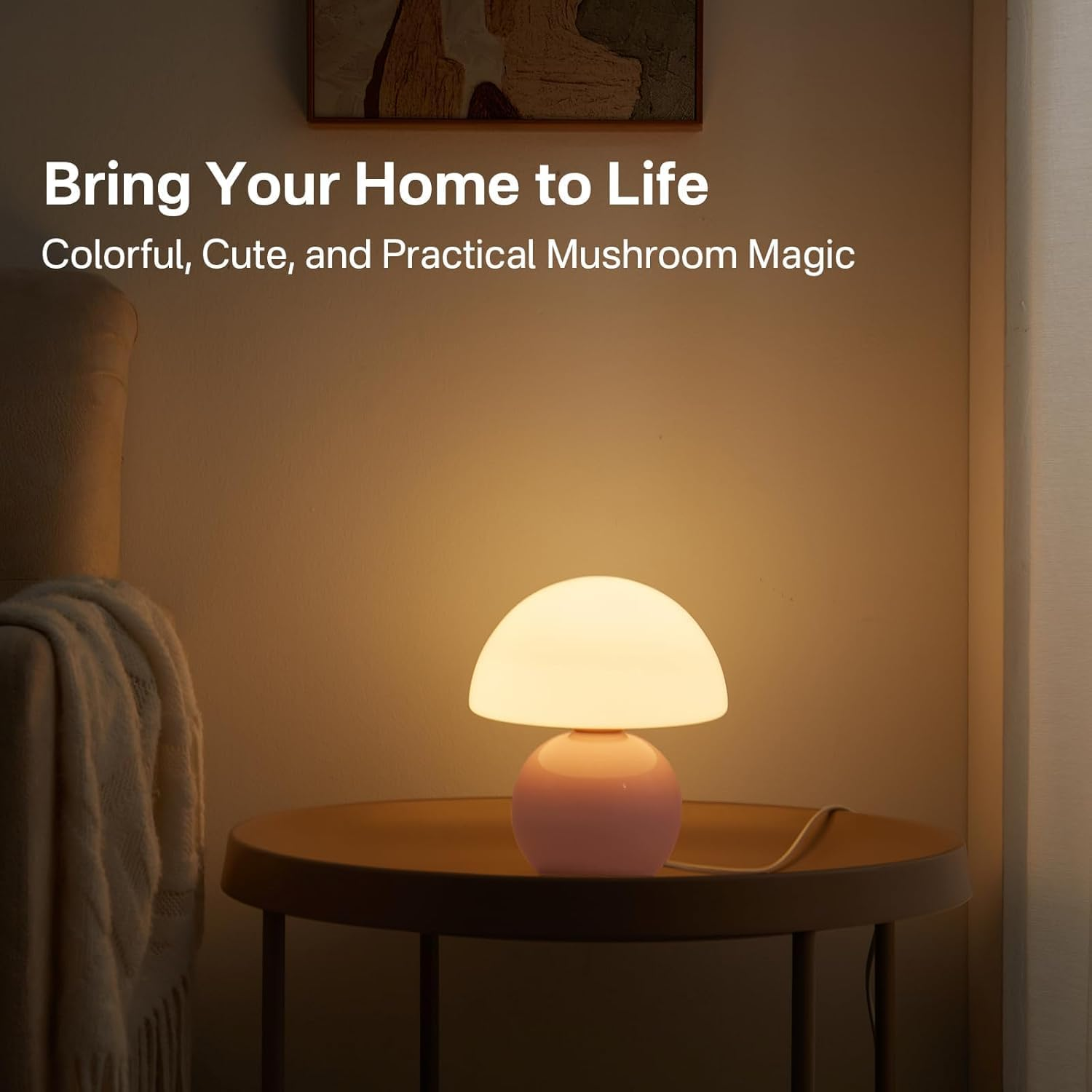 Eine pinke Pilzlampe leuchtet auf einem Beistelltisch neben einer Decke. Text: Bring Your Home to Life.
