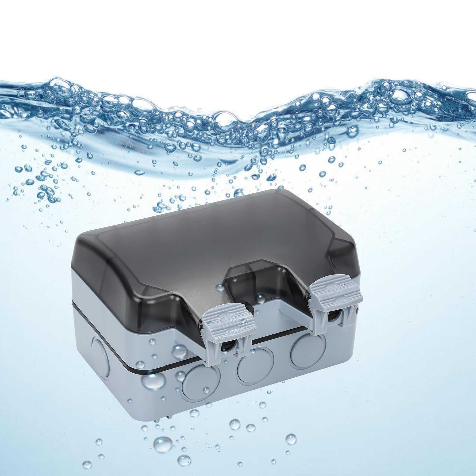 Wasserdichte graue Kunststoffbox mit transparentem Deckel unter Wasser.