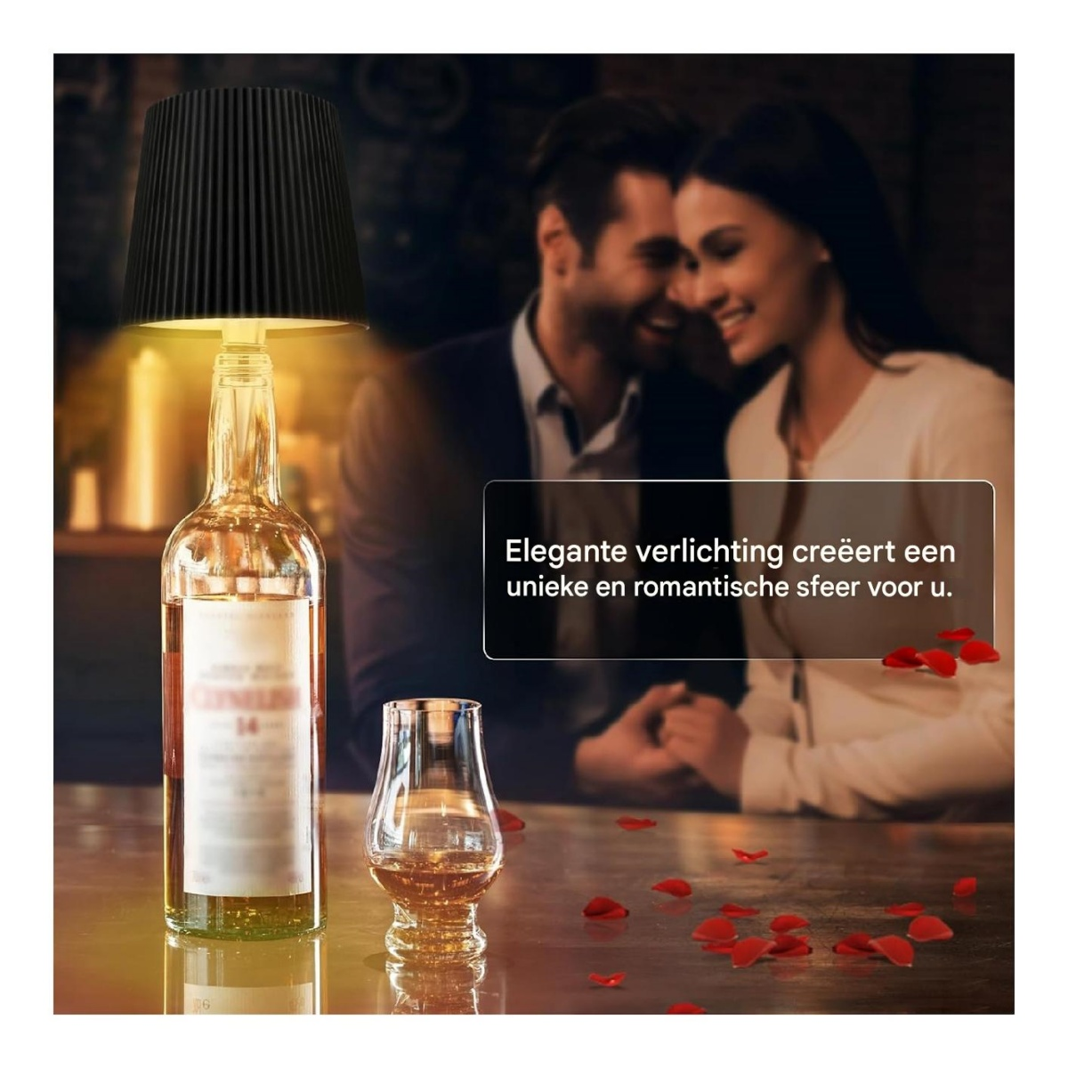 Ein Mann und eine Frau sitzen sich gegenüber, beleuchtet von einer Flaschenlampe. Rosenblätter liegen auf dem Tisch.