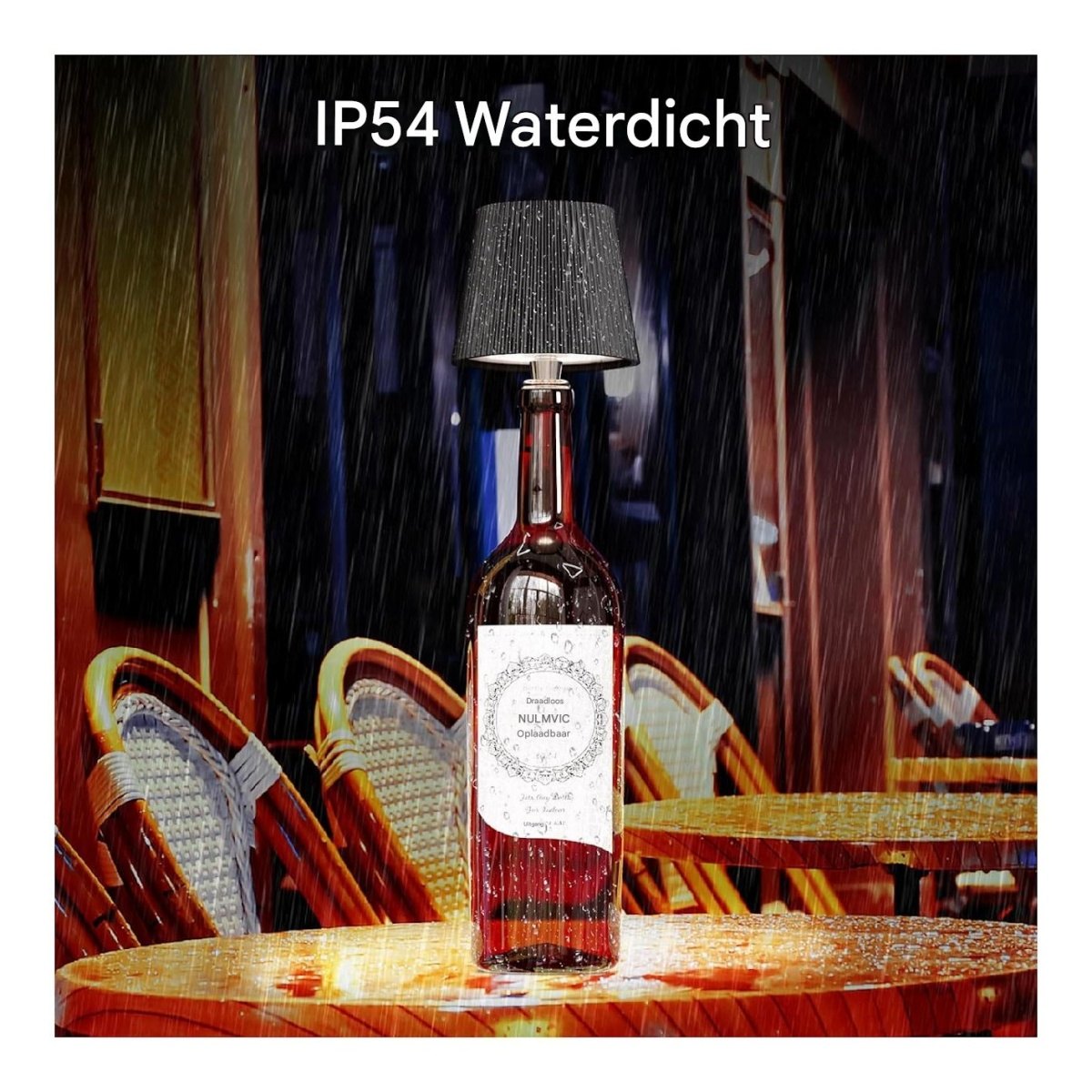 Eine Flaschenlampe mit schwarzem Schirm steht im Regen auf einem Tisch.