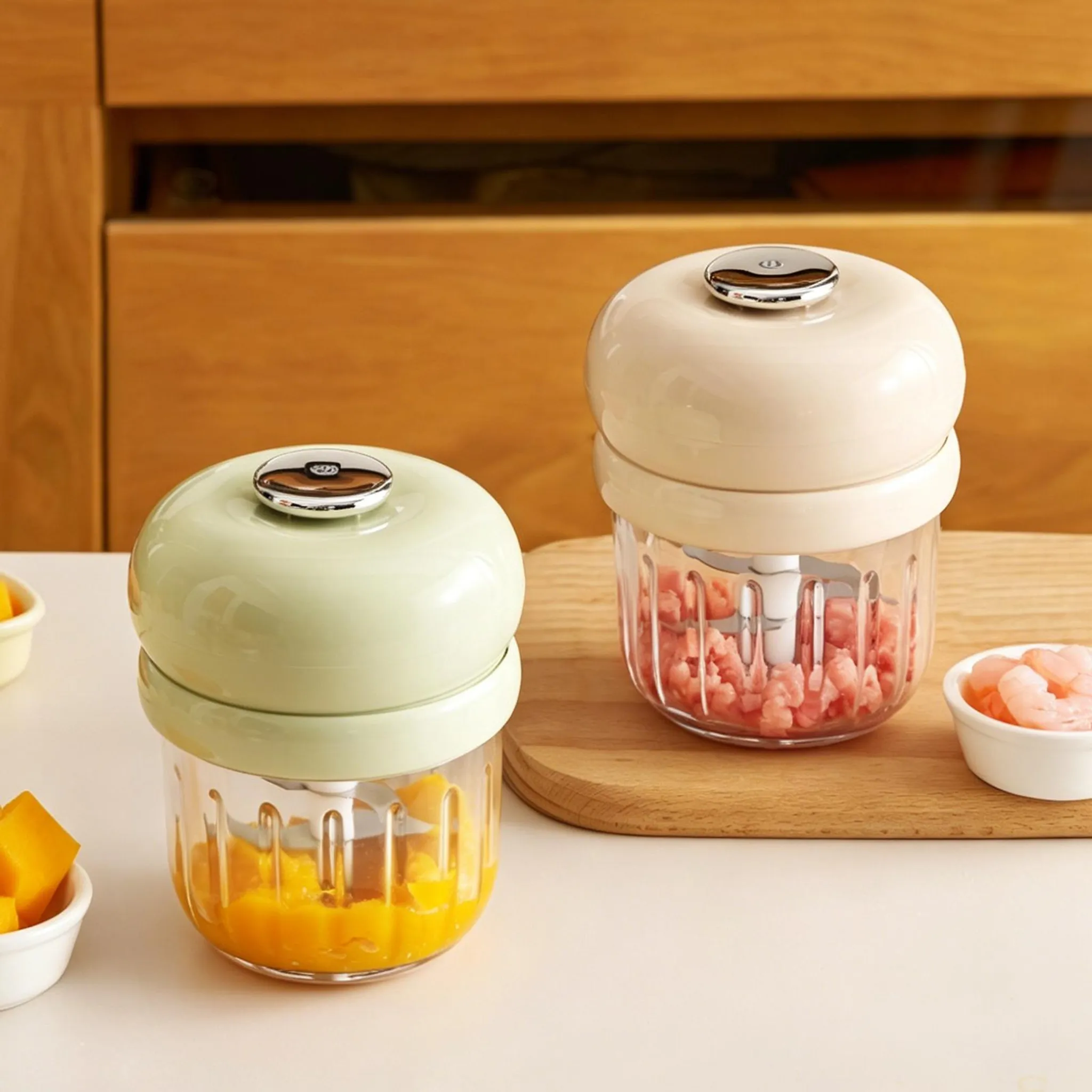 Zwei Mini-Hacker: einer mit Kürbis, einer mit Hackfleisch, daneben Garnelen und Kürbiswürfel.
