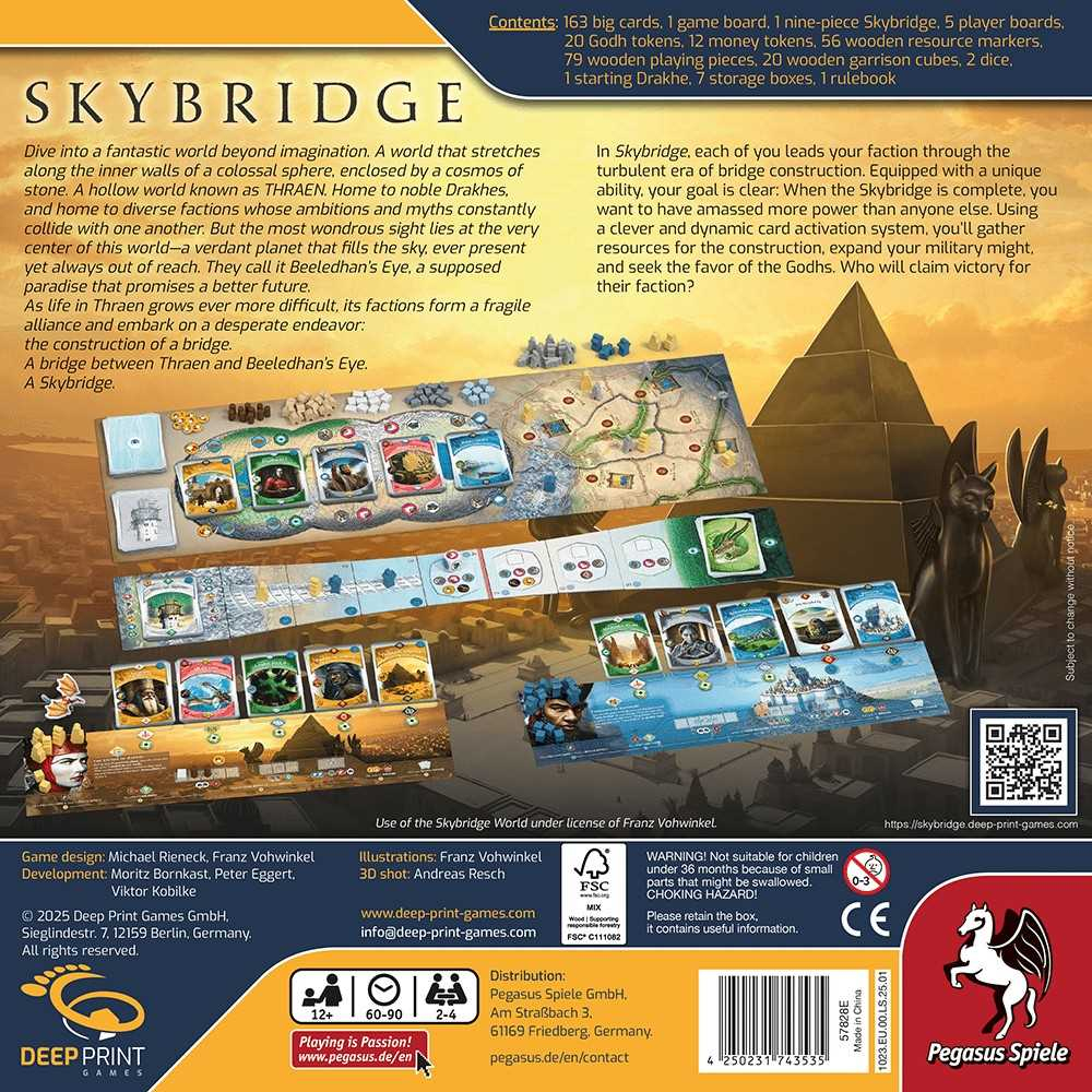 Spielbrett mit Karten, Figuren und Pyramiden-Hintergrund. Enthält Spielkomponenten.