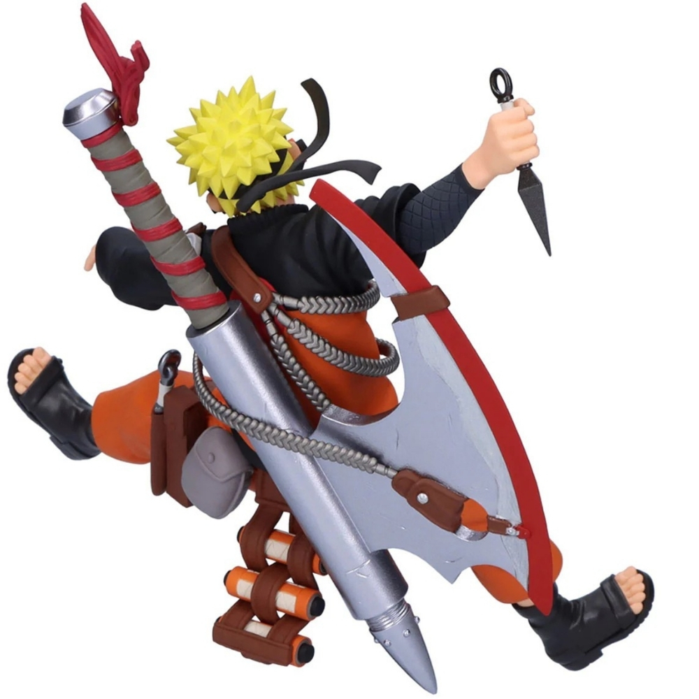 Statua di Naruto con capelli gialli, abito arancione e armi.