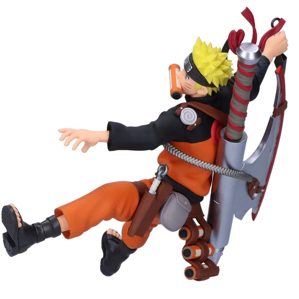 Statua di Naruto in abiti arancioni con una grande spada sulla schiena.