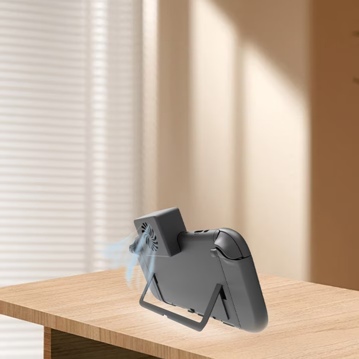 Ein schwarzer Handheld-Ventilator mit Ständer auf einem Holztisch.