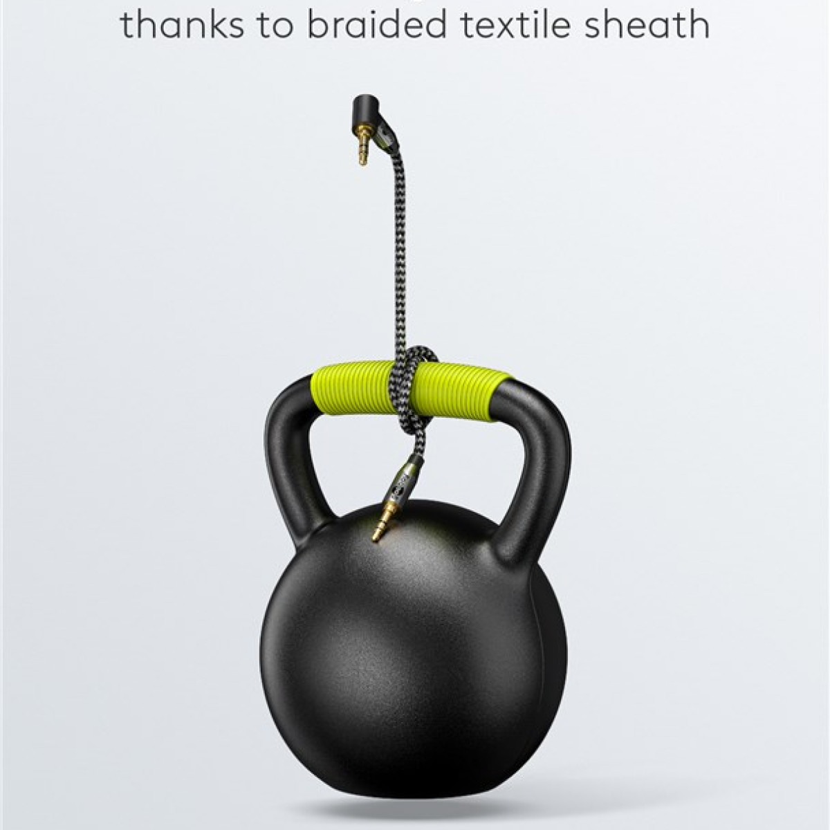 Schwarze Kettlebell mit gelbem Griff, an einem geflochtenen Kabel aufgehängt.