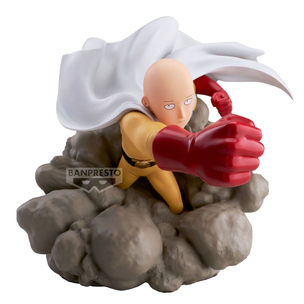 Un'action figure di Saitama in tuta gialla, guanti rossi e mantello bianco, che sferra un pugno in avanti tra fumo grigio.