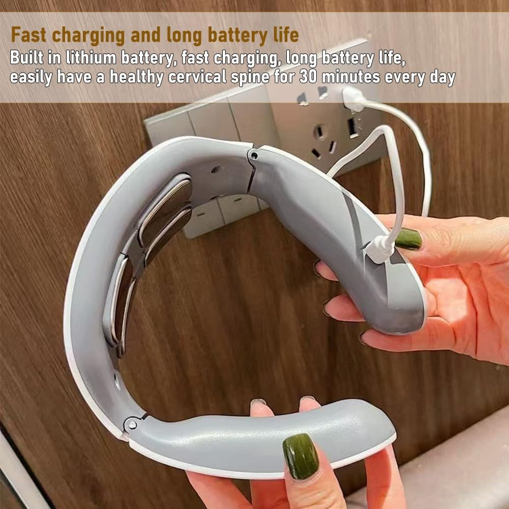 Graues Nackenmassagegerät mit Ladekabel in der Hand einer Person.