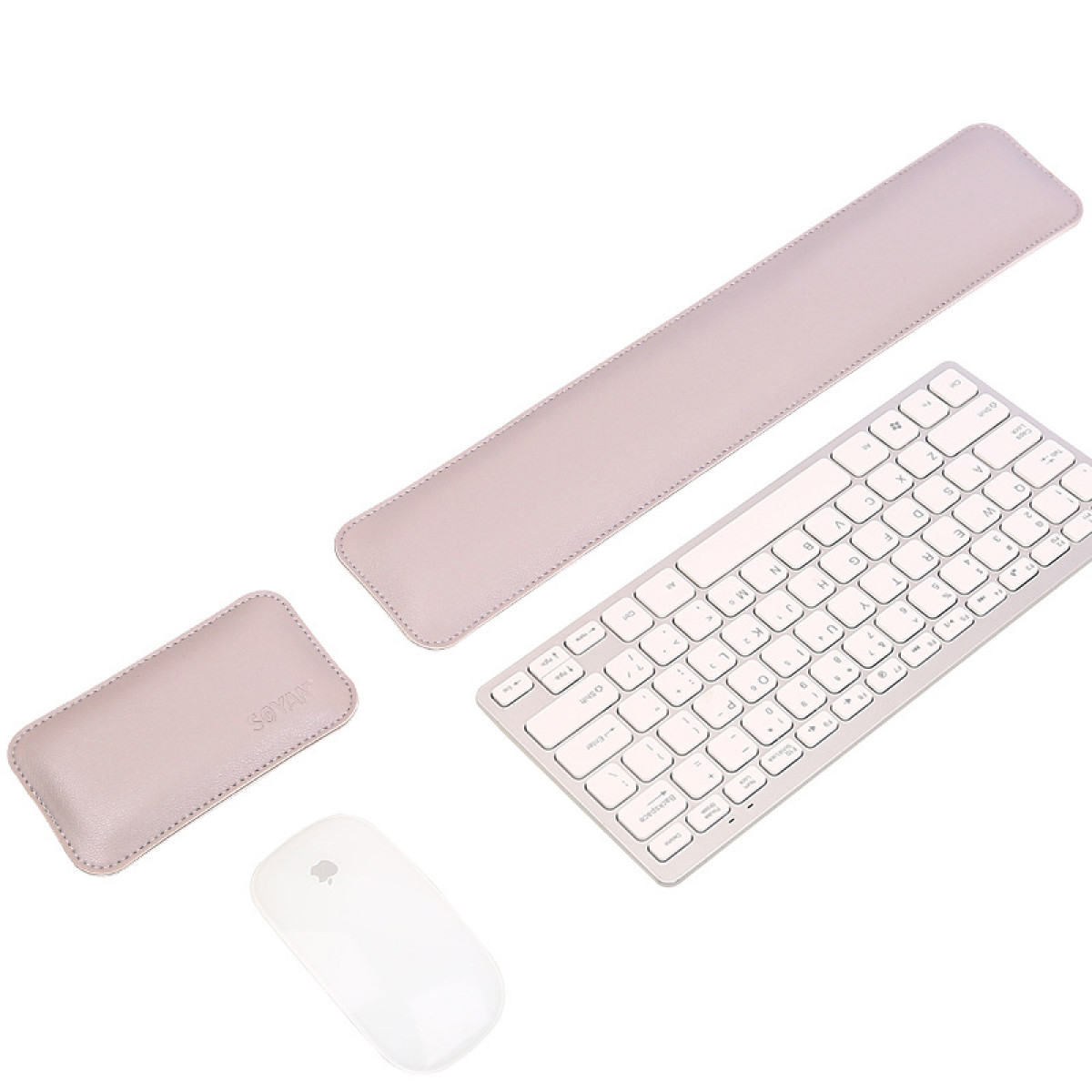 Ein hellgraues Keyboard, Maus und Handgelenkauflagen auf weißem Hintergrund.