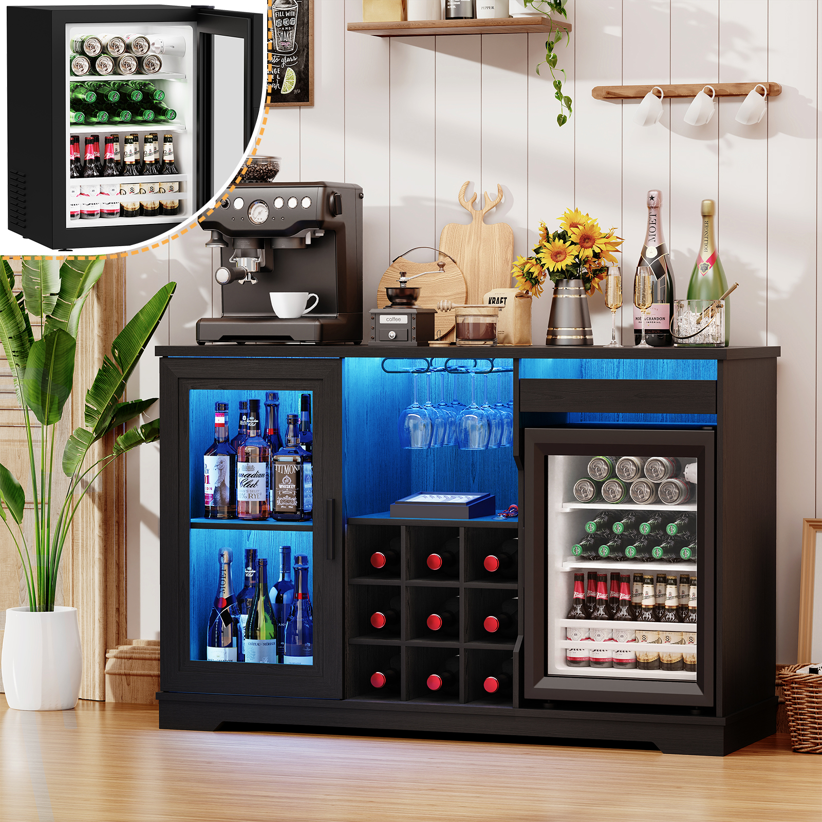 Dunkler Schrank mit Getränken, Kaffeemaschine, Blumen und Gläsern.