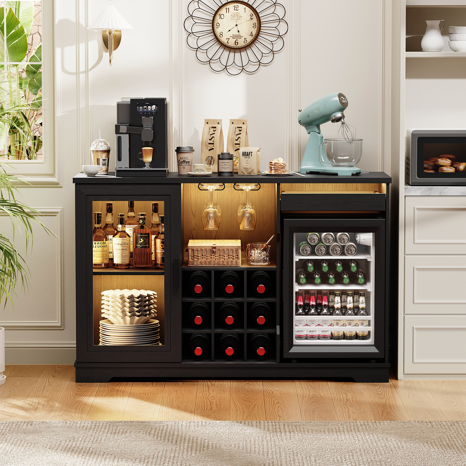 Ein schwarzes Sideboard mit Kaffeemaschine, Spirituosen, Weinregal und Kühlschrank.