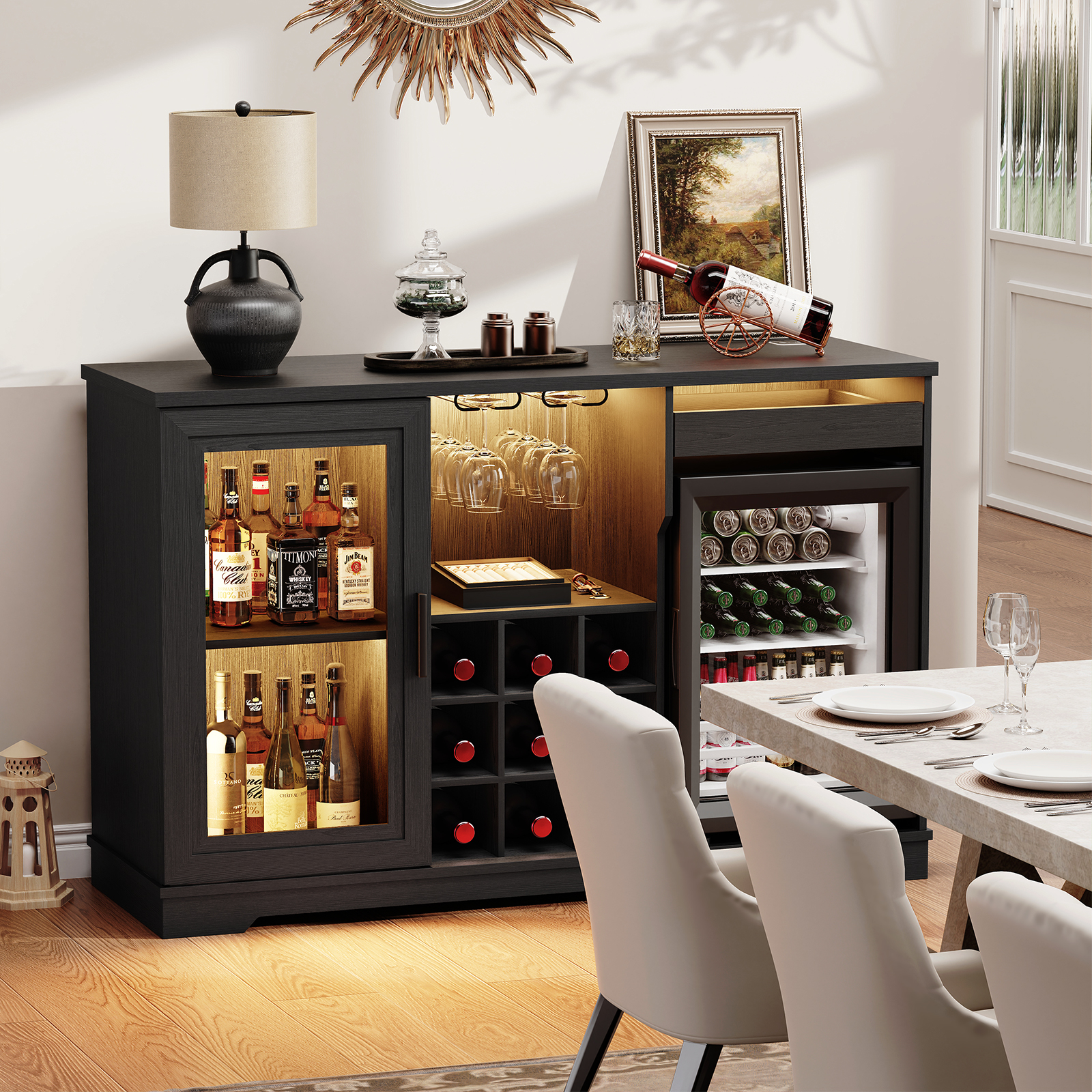 Ein dunkler Schrank mit Glasfronten, gefüllt mit Flaschen und Gläsern, daneben ein Kühlschrank.