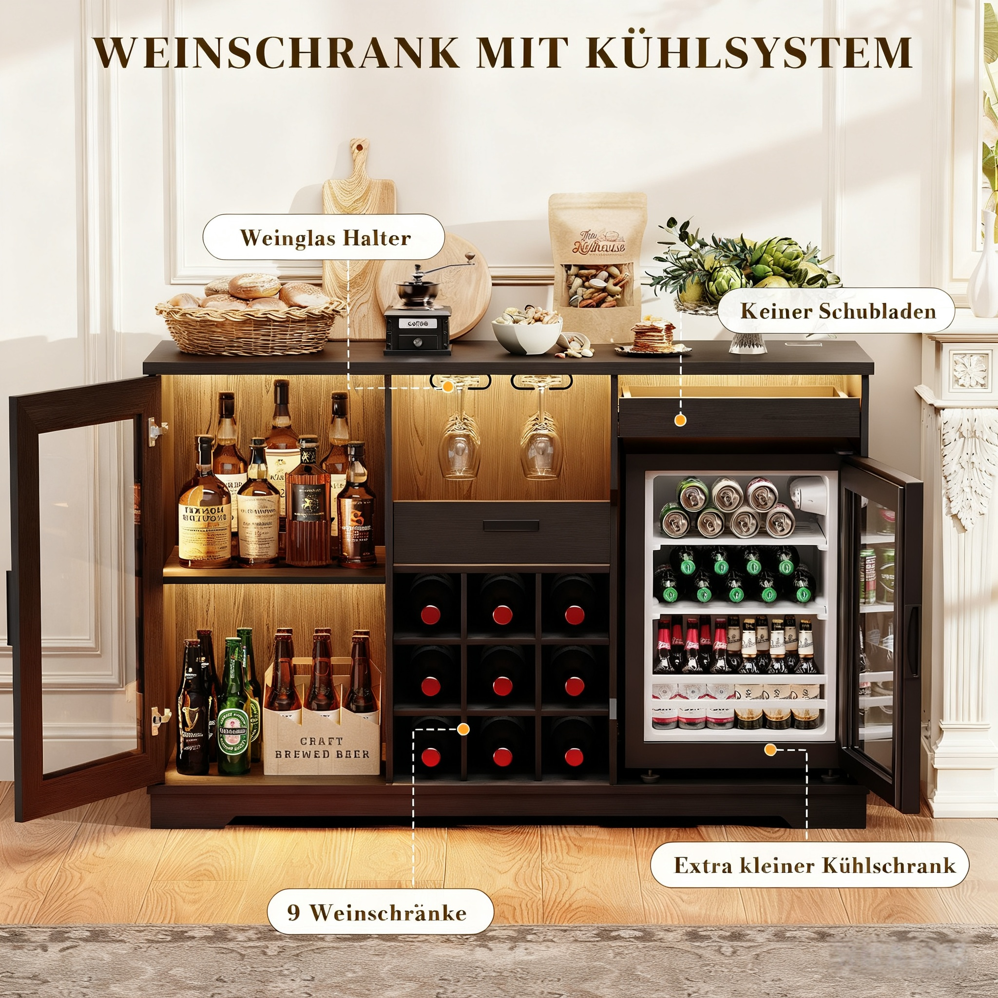Ein dunkler Weinschrank mit Gläserhaltern, Flaschen und einem kleinen Kühlschrank.