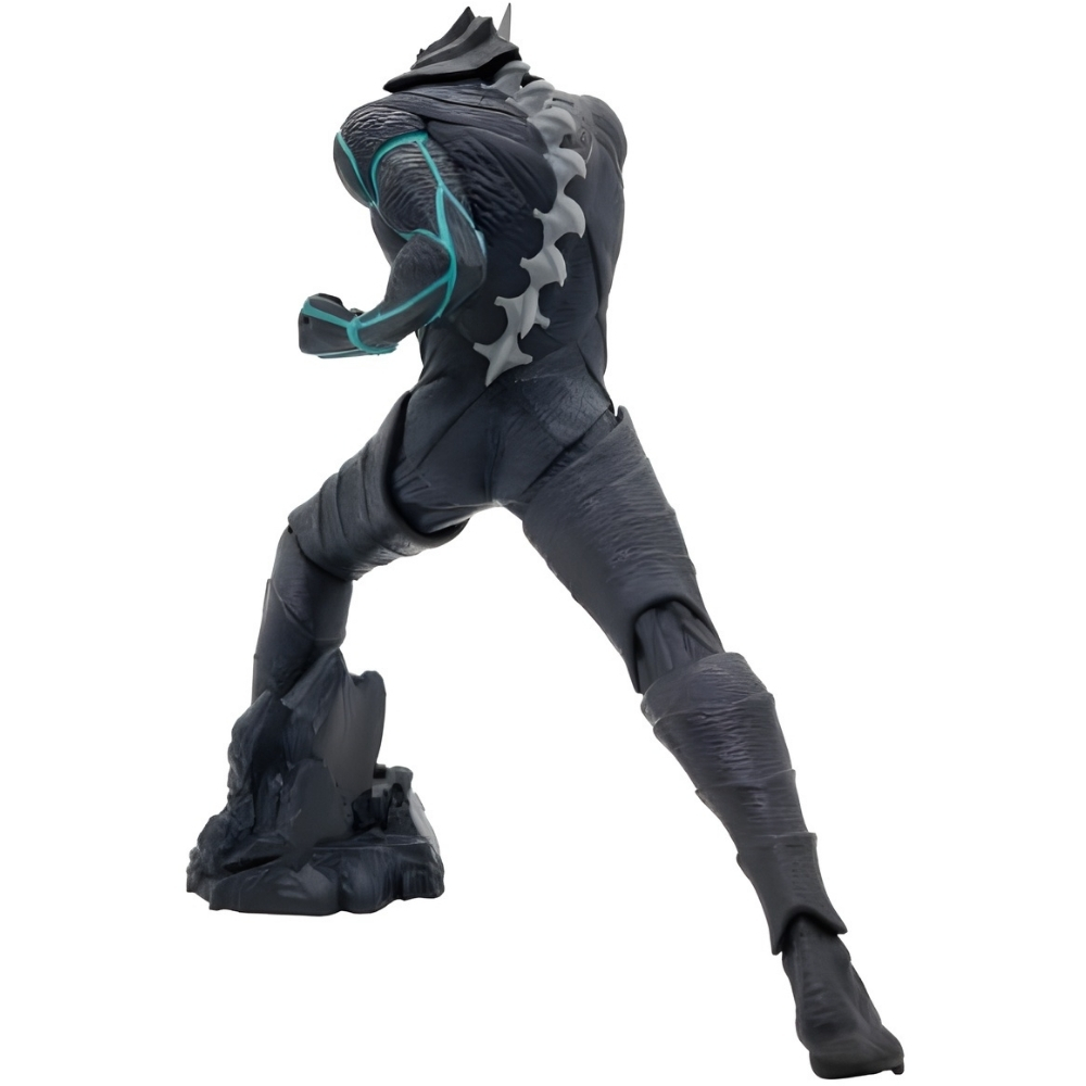 Eine dunkle Figur mit blauen Akzenten und einem zackigen Rückgrat steht auf felsigem Untergrund.