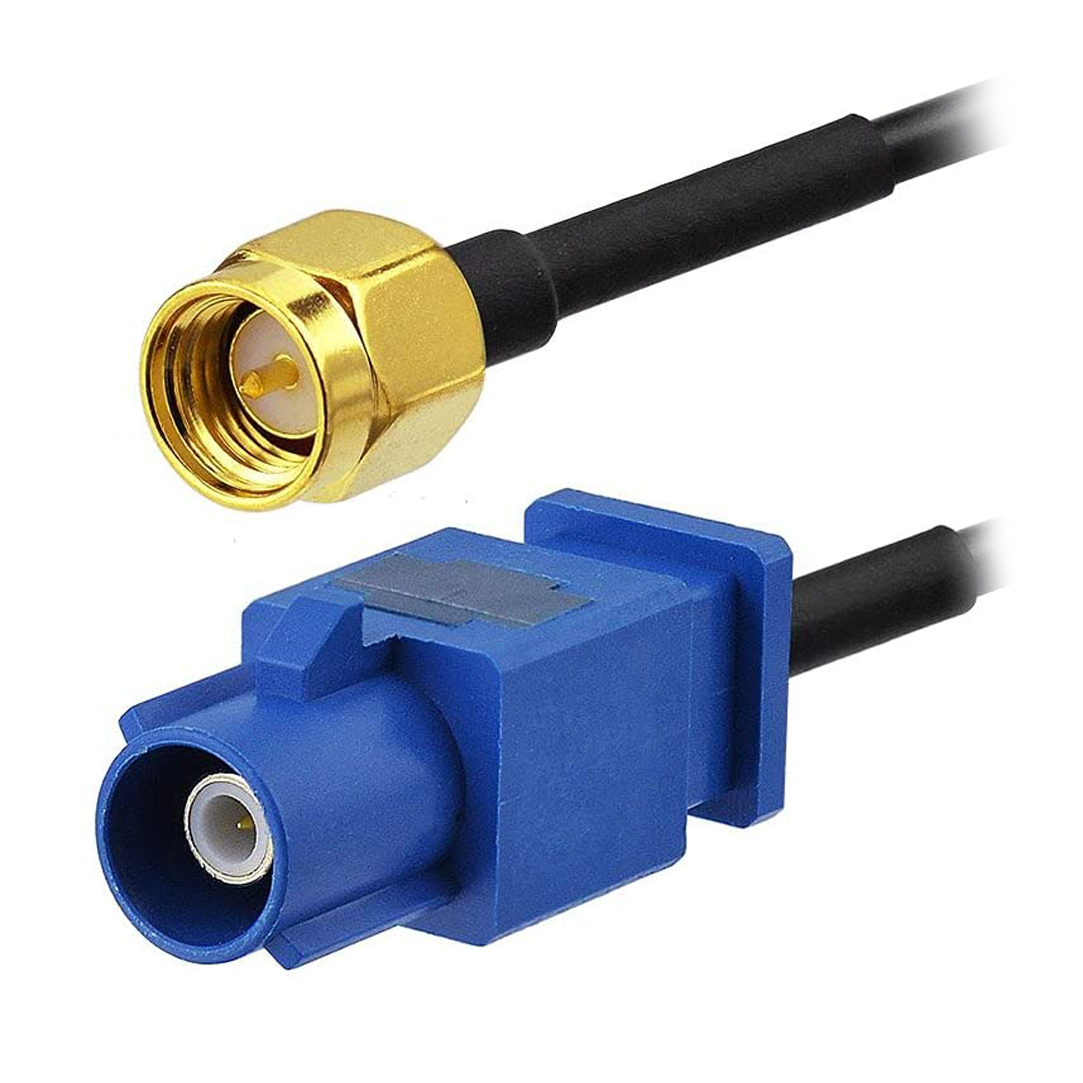 Ein goldener SMA-Stecker und ein blauer Stecker mit schwarzem Kabel auf weißem Grund.