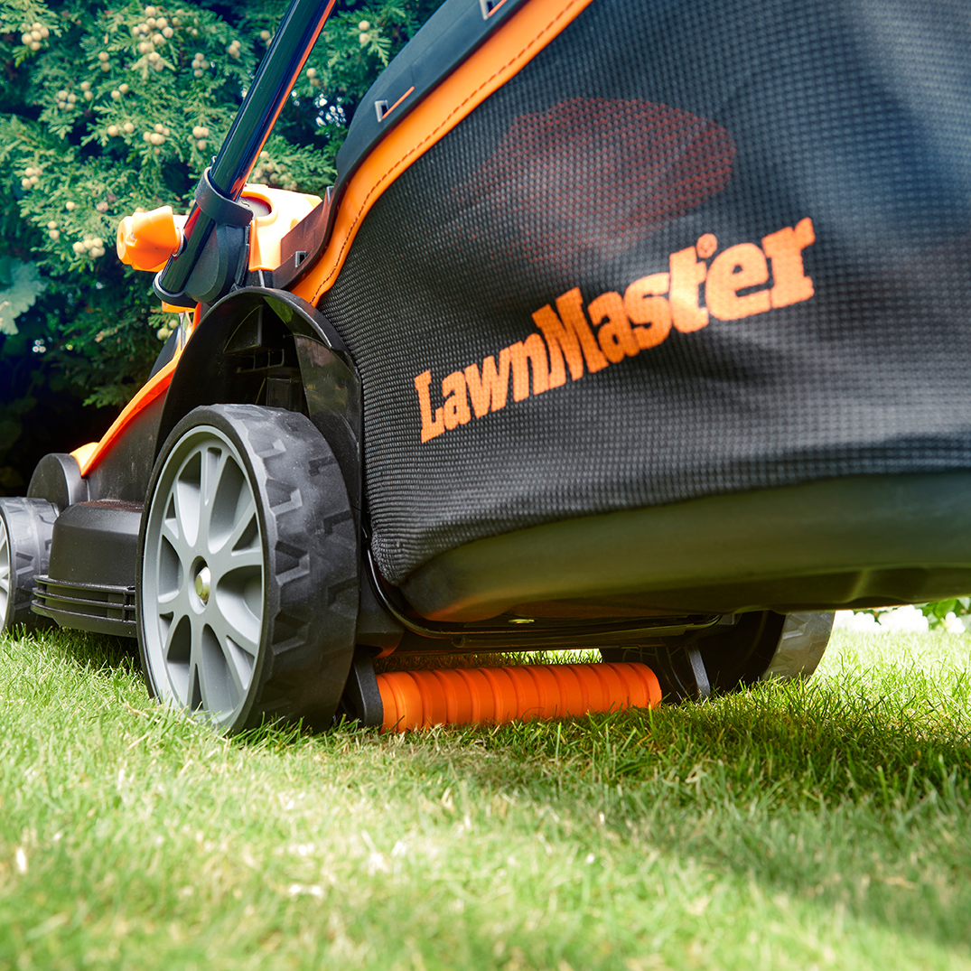 Ein Rasenmäher mit orangenem Griff und schwarzem Fangkorb mit dem Logo "LawnMaster".