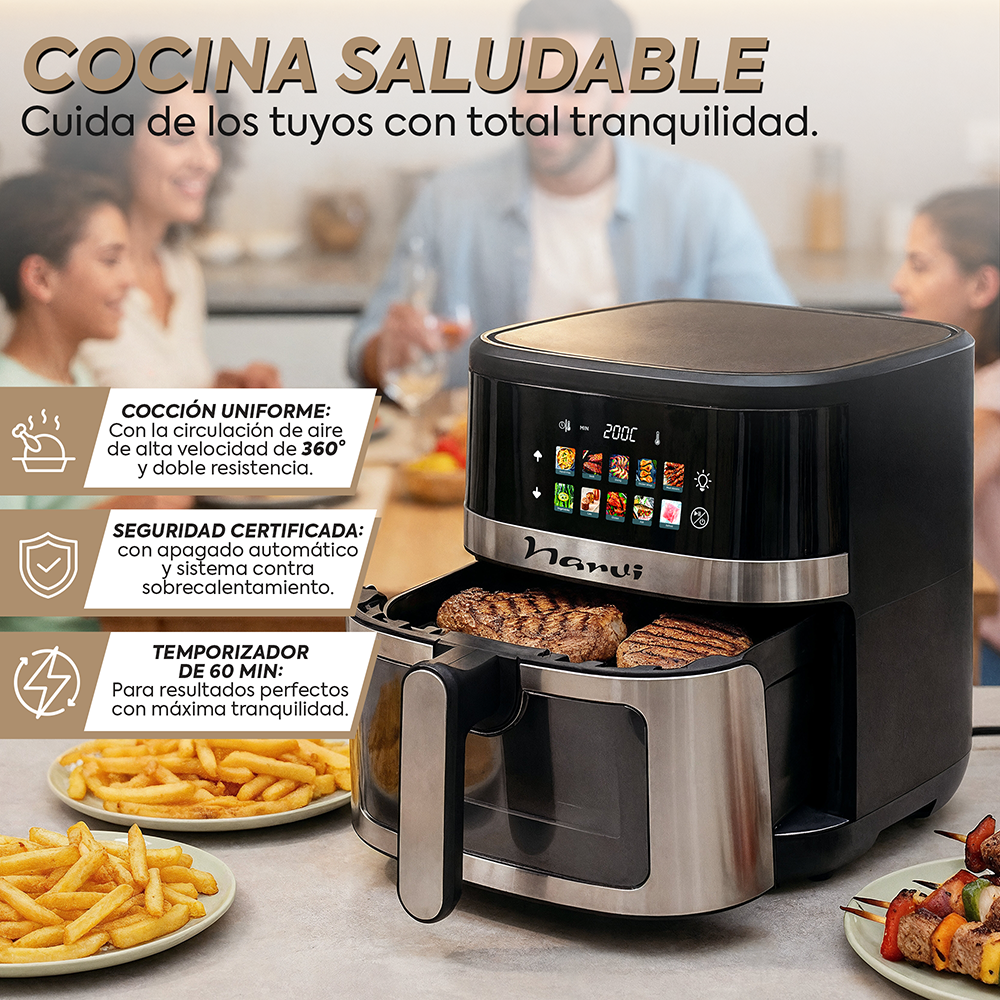 Un air fryer con carne y papas fritas, con texto sobre cocción uniforme.