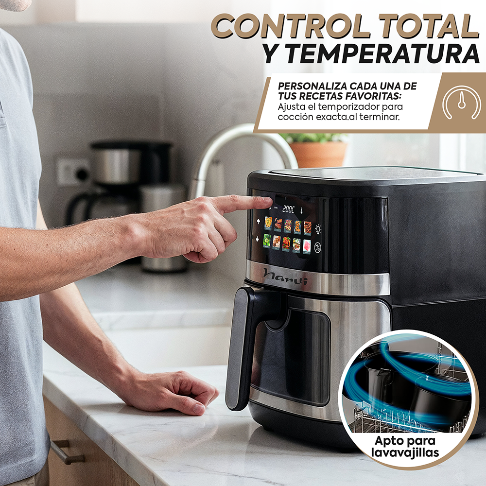 Una mano toca la pantalla de una freidora de aire negra con iconos de cocina preestablecidos. Apta para lavavajillas.