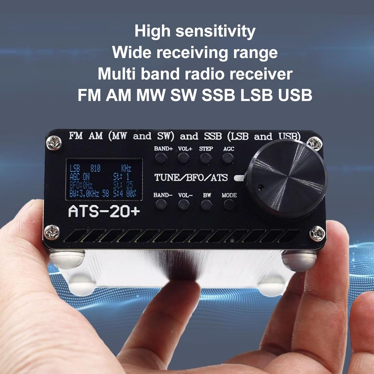 Ein Mann hält ein schwarzes Radio mit Display und Knöpfen. Text beschreibt Funktionen.