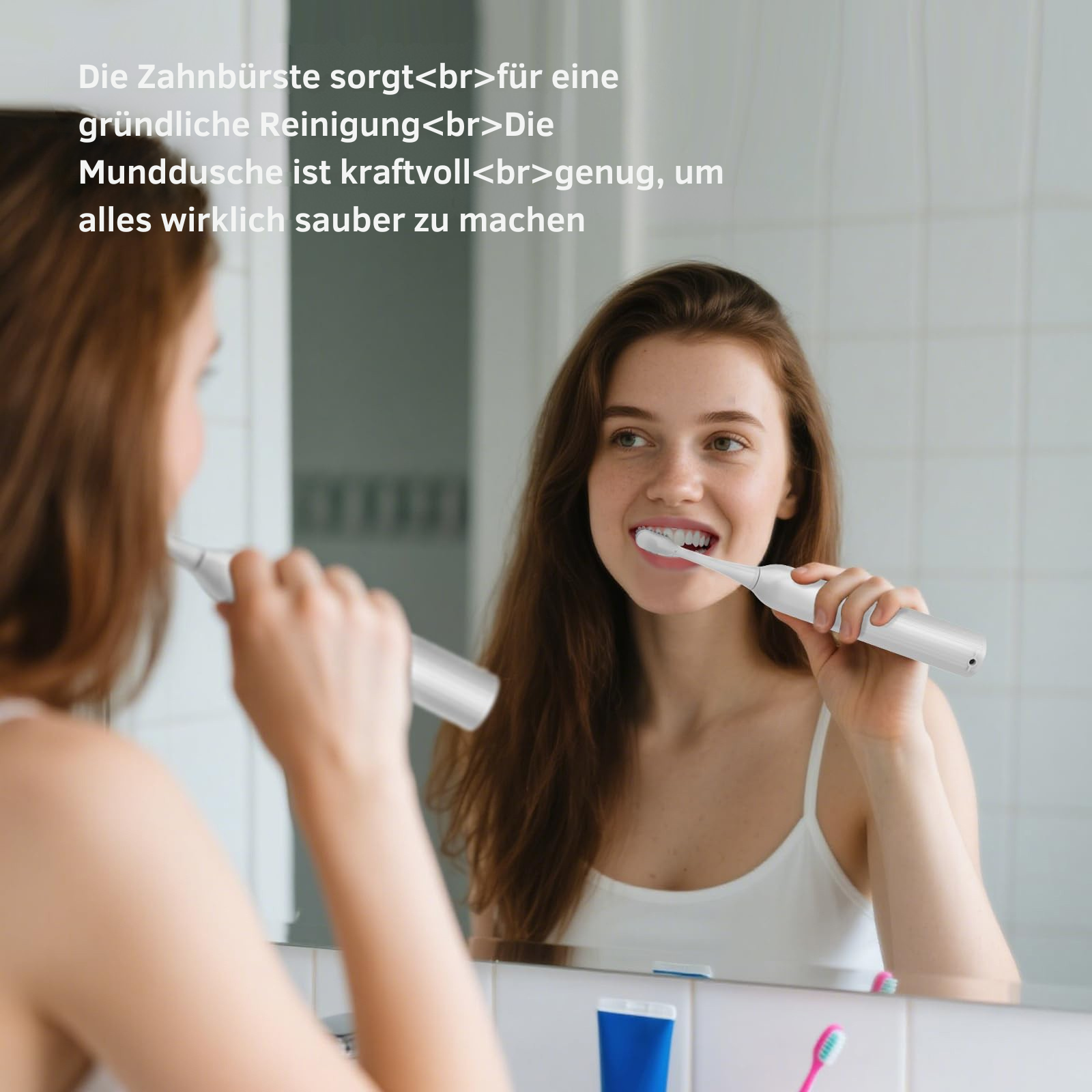 Eine Frau putzt sich mit einer elektrischen Zahnbürste die Zähne.