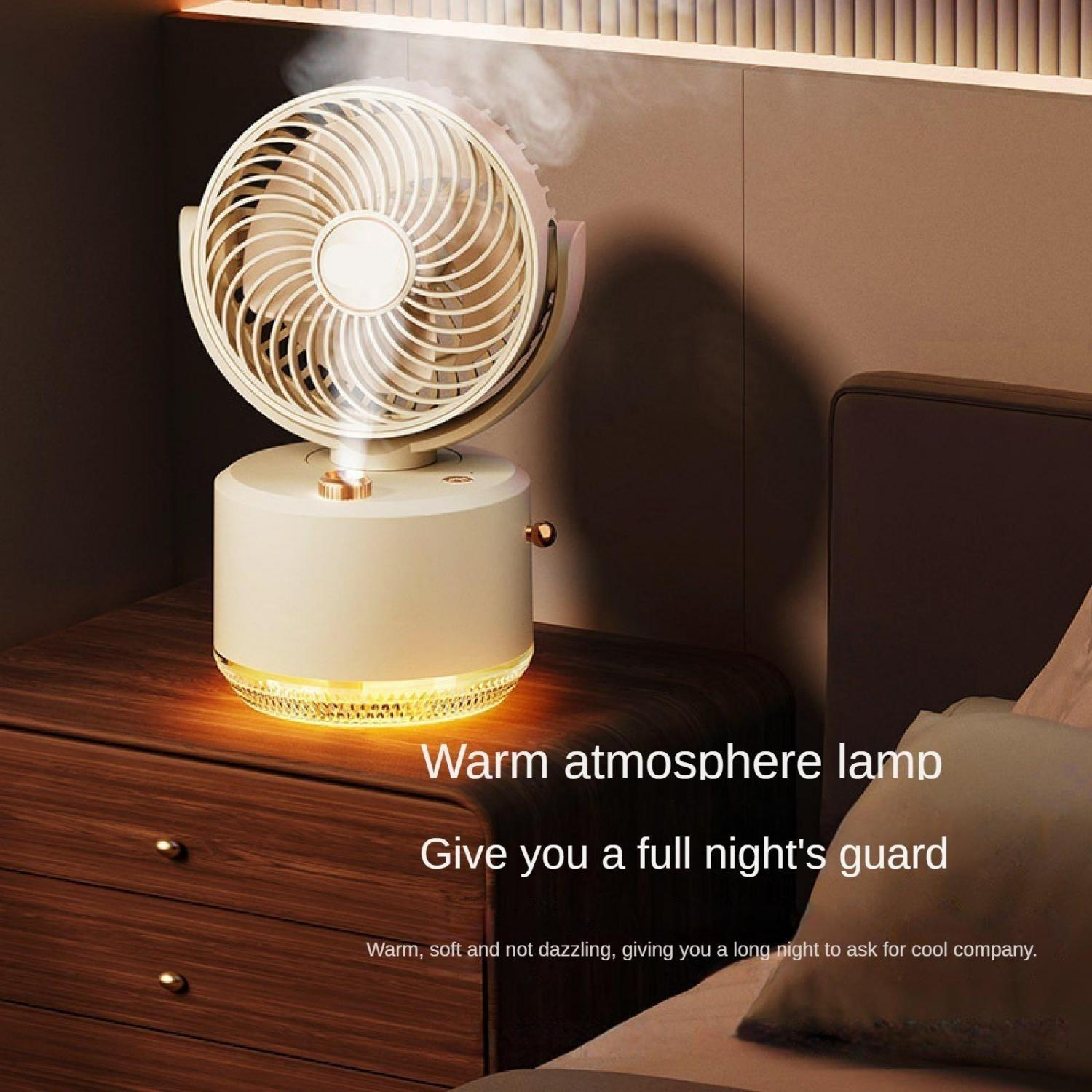 Ein Ventilator mit warmem Licht steht auf einem Nachttisch neben einem Bett.
