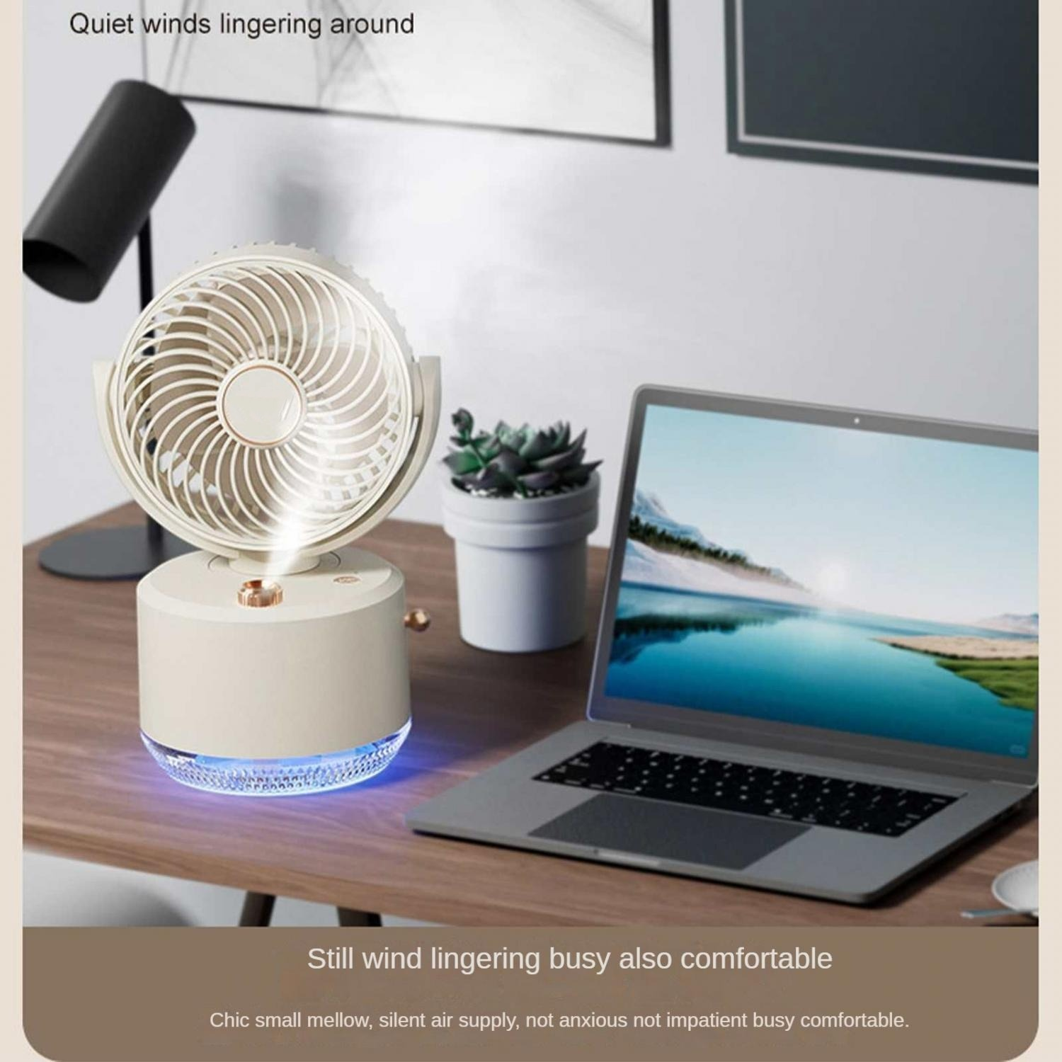 Ein beiger Ventilator mit blauer Beleuchtung neben einem Laptop auf einem Holztisch.