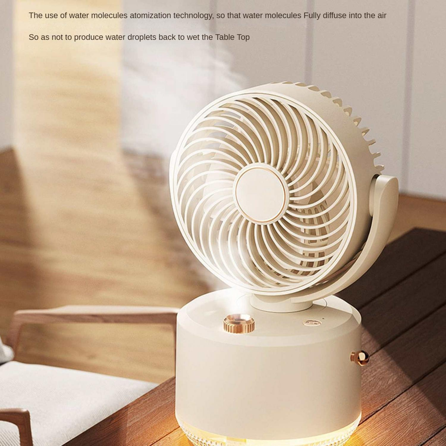 Ein beiger Ventilator mit rotierenden Lamellen steht auf einem Holztisch.