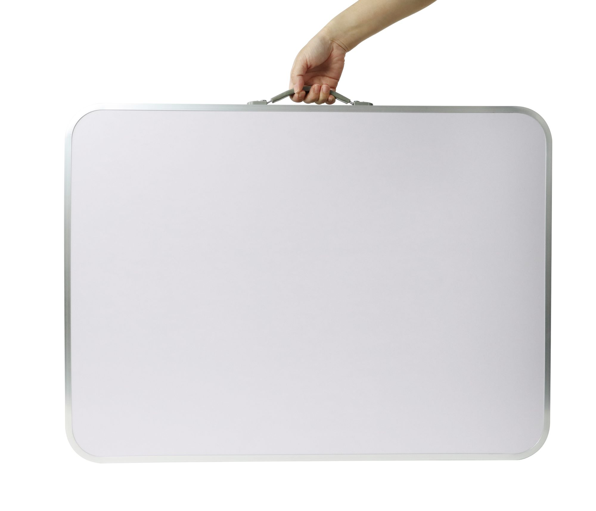 Eine Hand hält einen Tragegriff eines weißen, rechteckigen Whiteboards mit silbernem Rahmen.