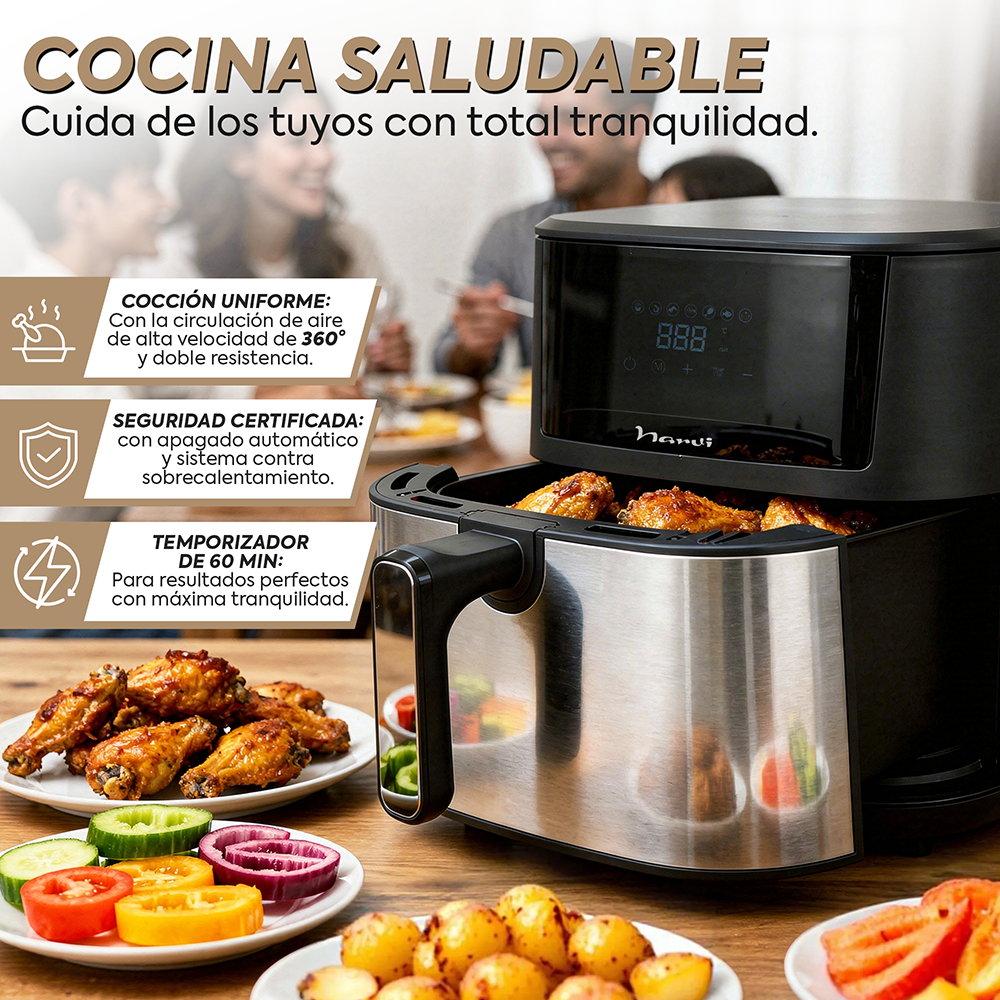 Freidora de aire con alitas de pollo, papas y verduras en mesa de madera.