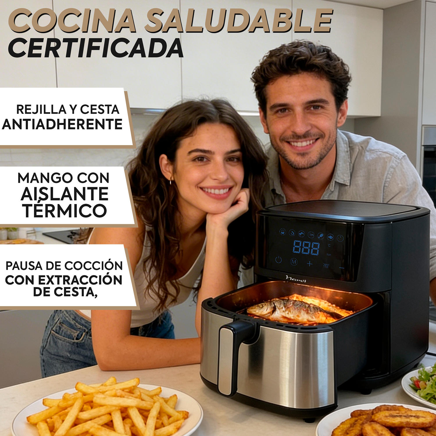 Una pareja sonríe junto a una freidora de aire con pescado frito y patatas.