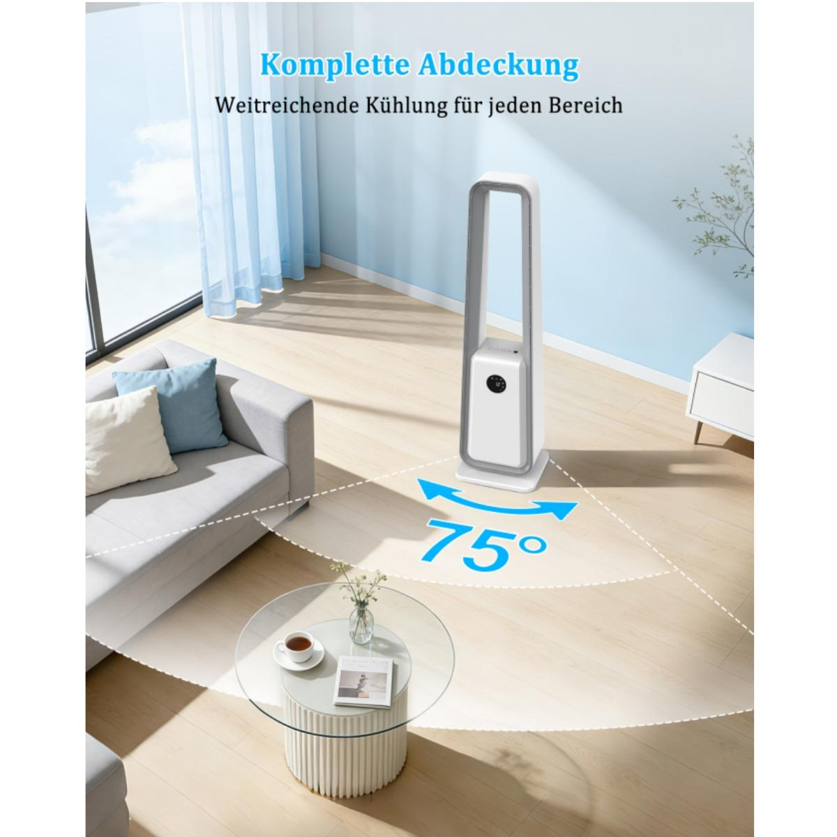Ein weißer Turmventilator oszilliert um 75 Grad in einem Wohnzimmer mit grauem Sofa.