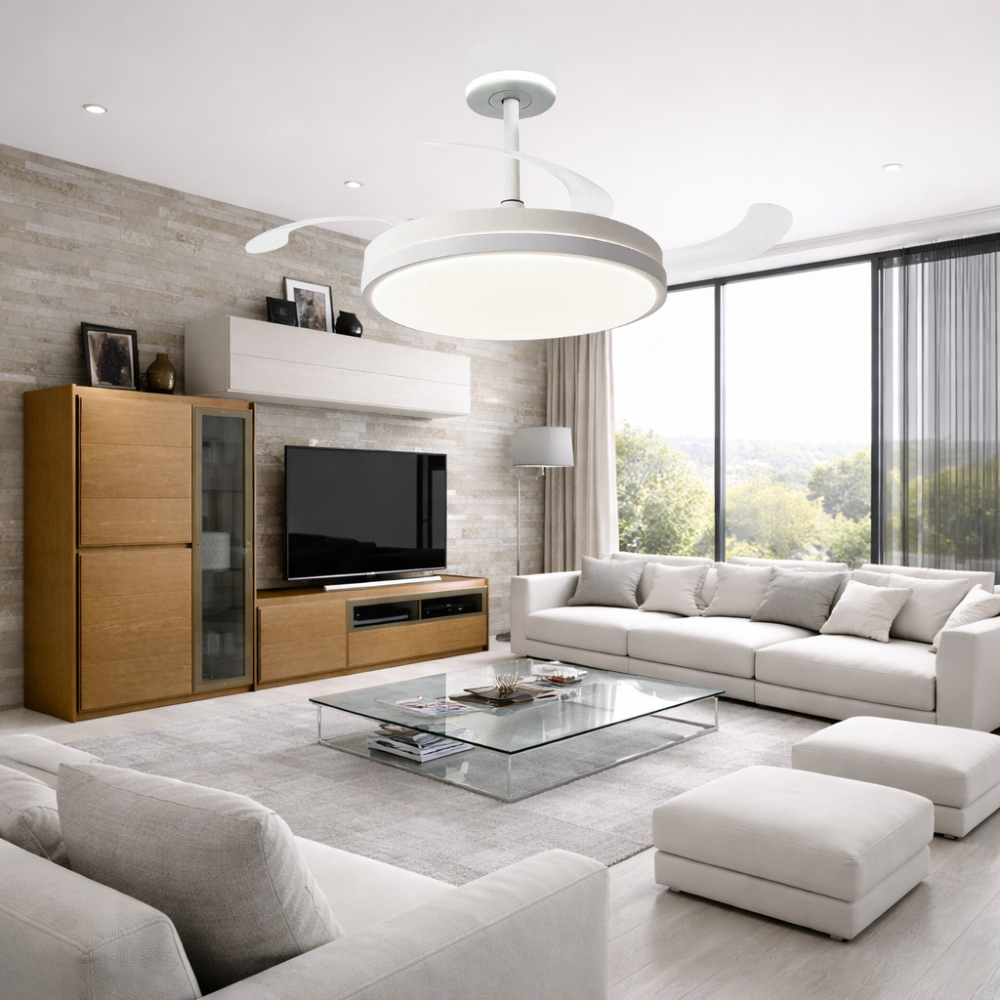 Sala de estar moderna con sofá seccional blanco, mesa de centro de cristal y centro de entretenimiento.