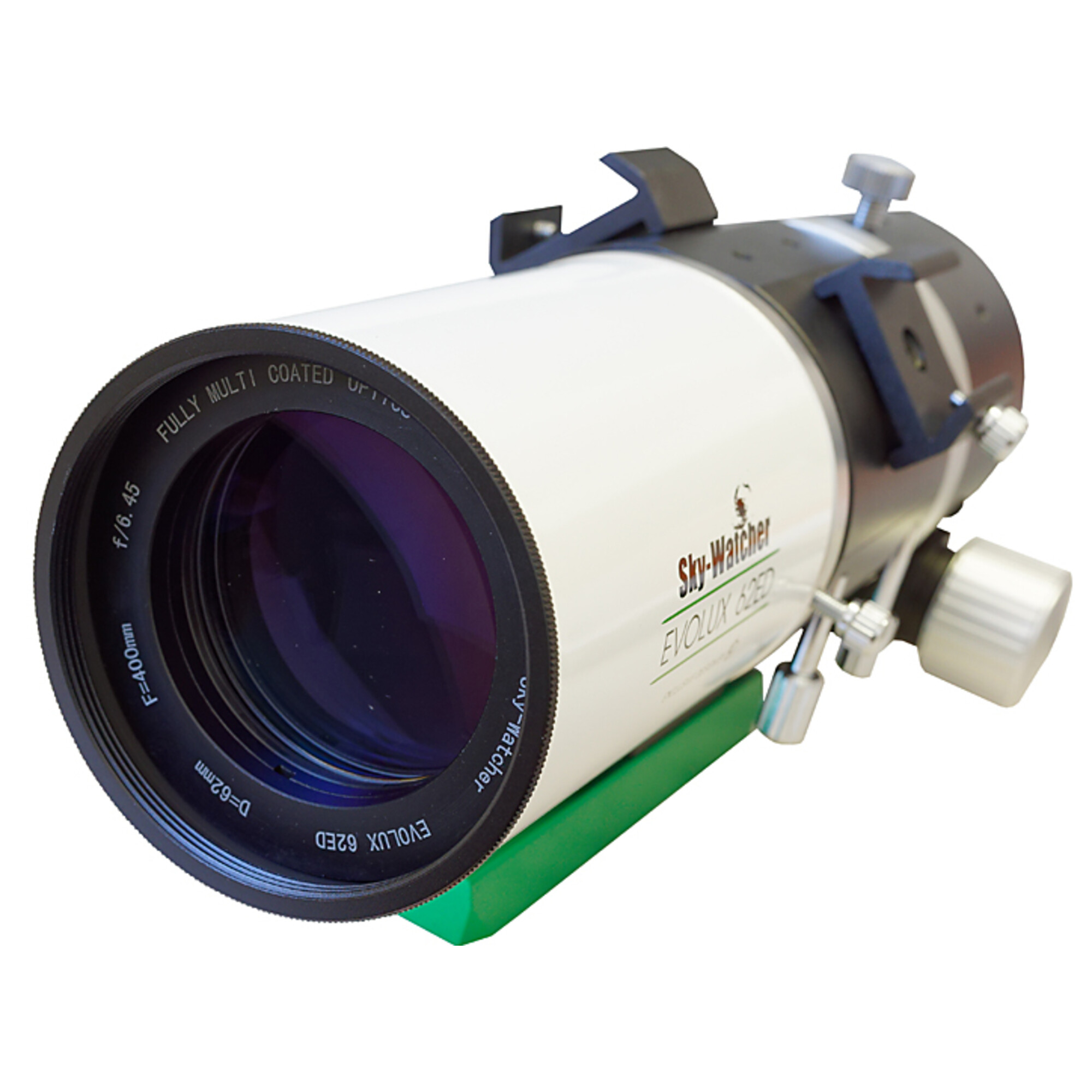 Weißes Sky-Watcher-Teleskop mit grünem Sockel. Linse hat f/6.45, F=400mm, D=62mm.