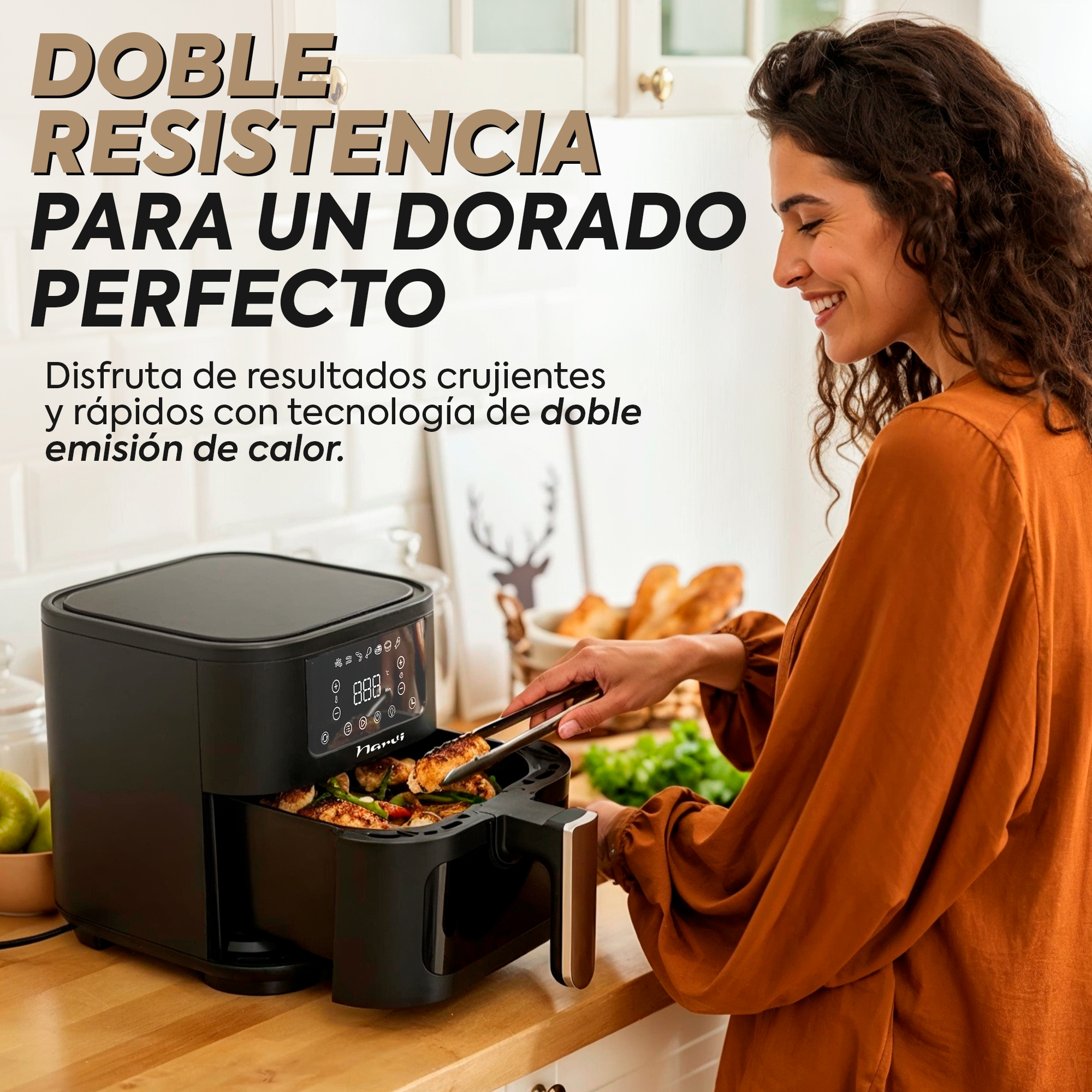 Una mujer usa pinzas para sacar comida frita de una freidora de aire negra.