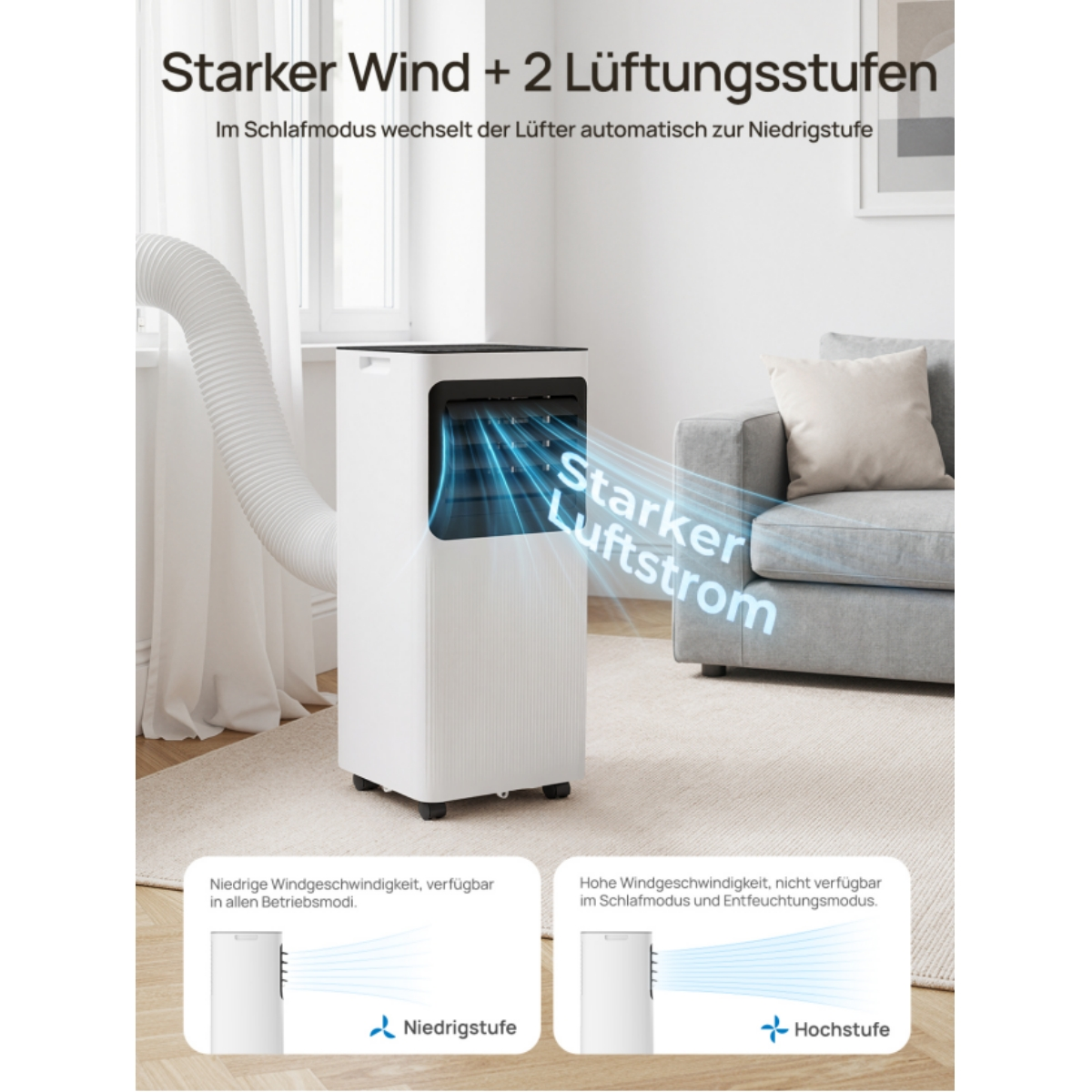 Ein weißer mobiler Klimaanlger mit Abluftschlauch in einem Wohnzimmer.