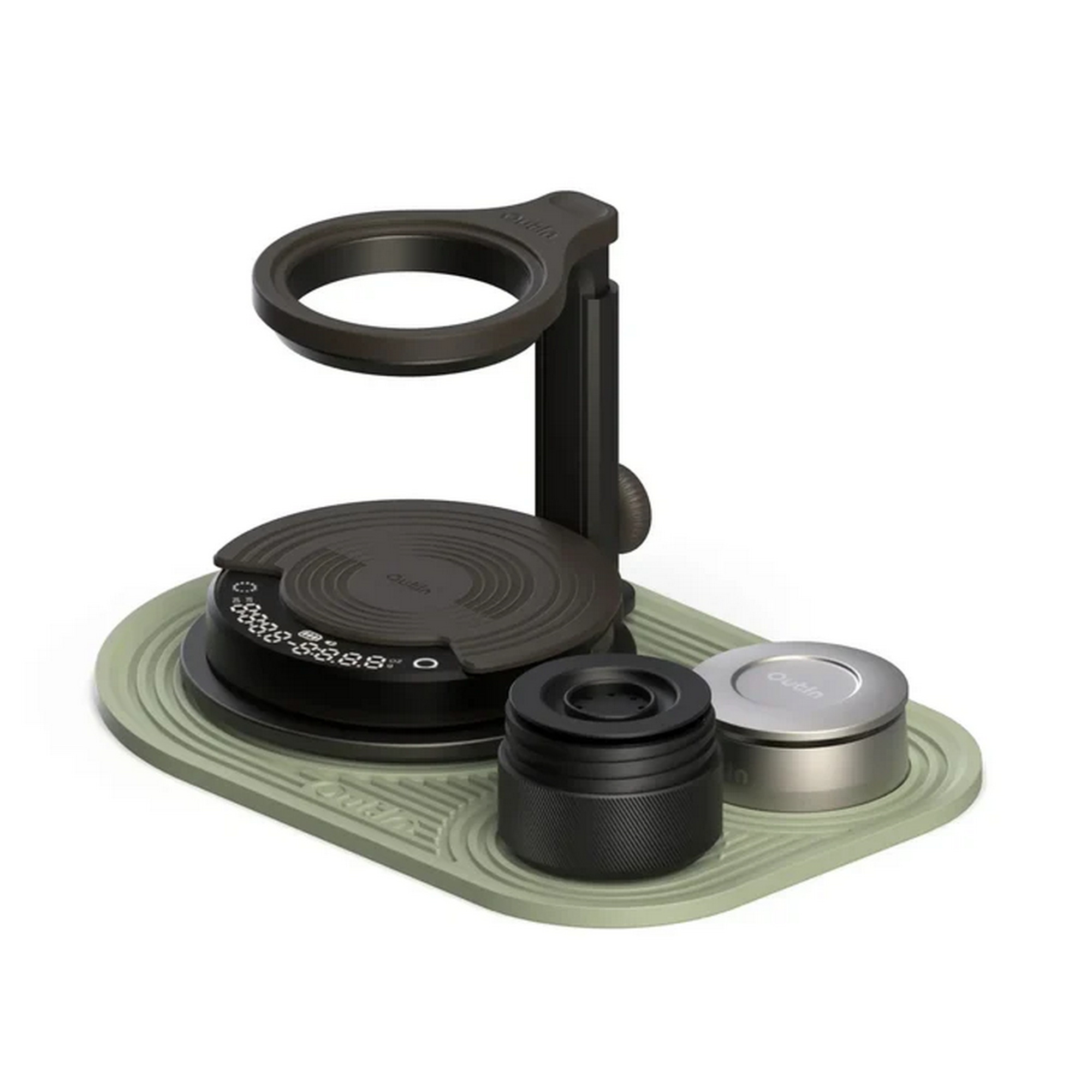 Een zwarte koffieweegschaalstandaard met accessoires op een groene mat.