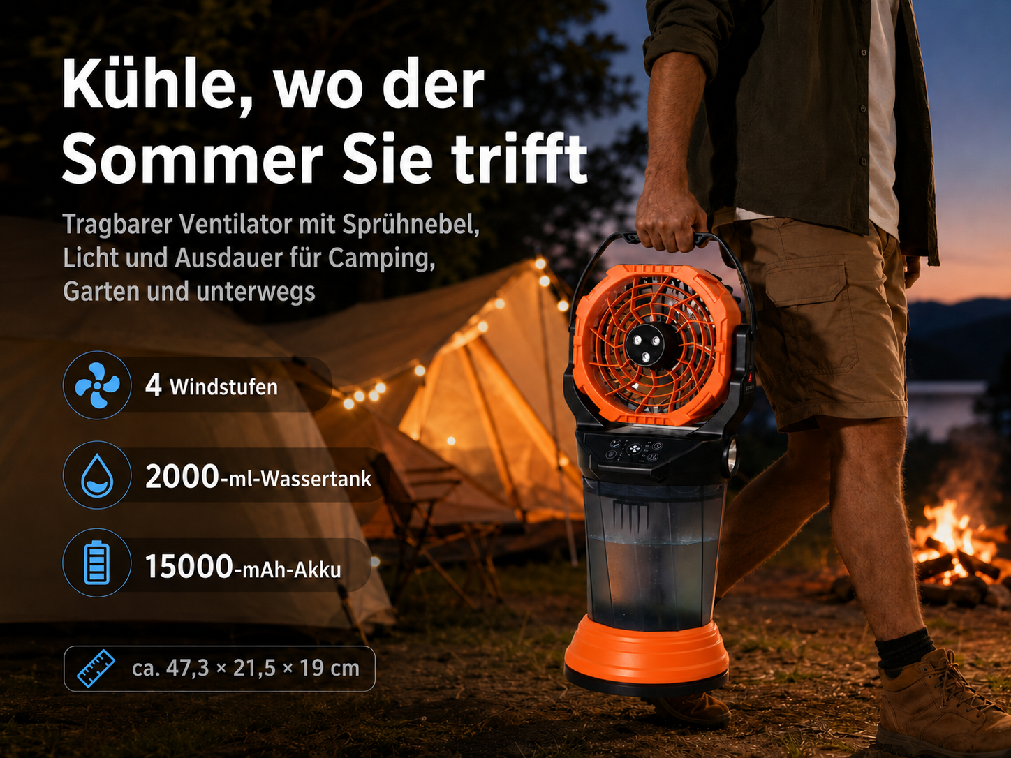 Mann hält tragbaren Ventilator mit Wassertank, Camping im Hintergrund.