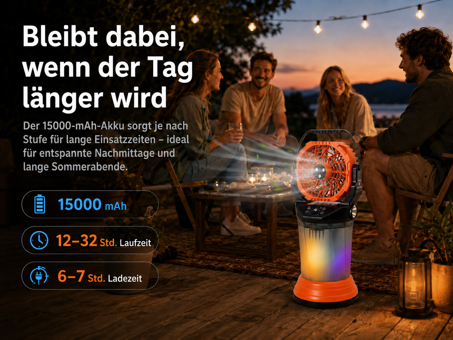 Ein orangefarbener Ventilator mit Beleuchtung steht auf einem Holzboden, während Personen im Hintergrund sitzen.