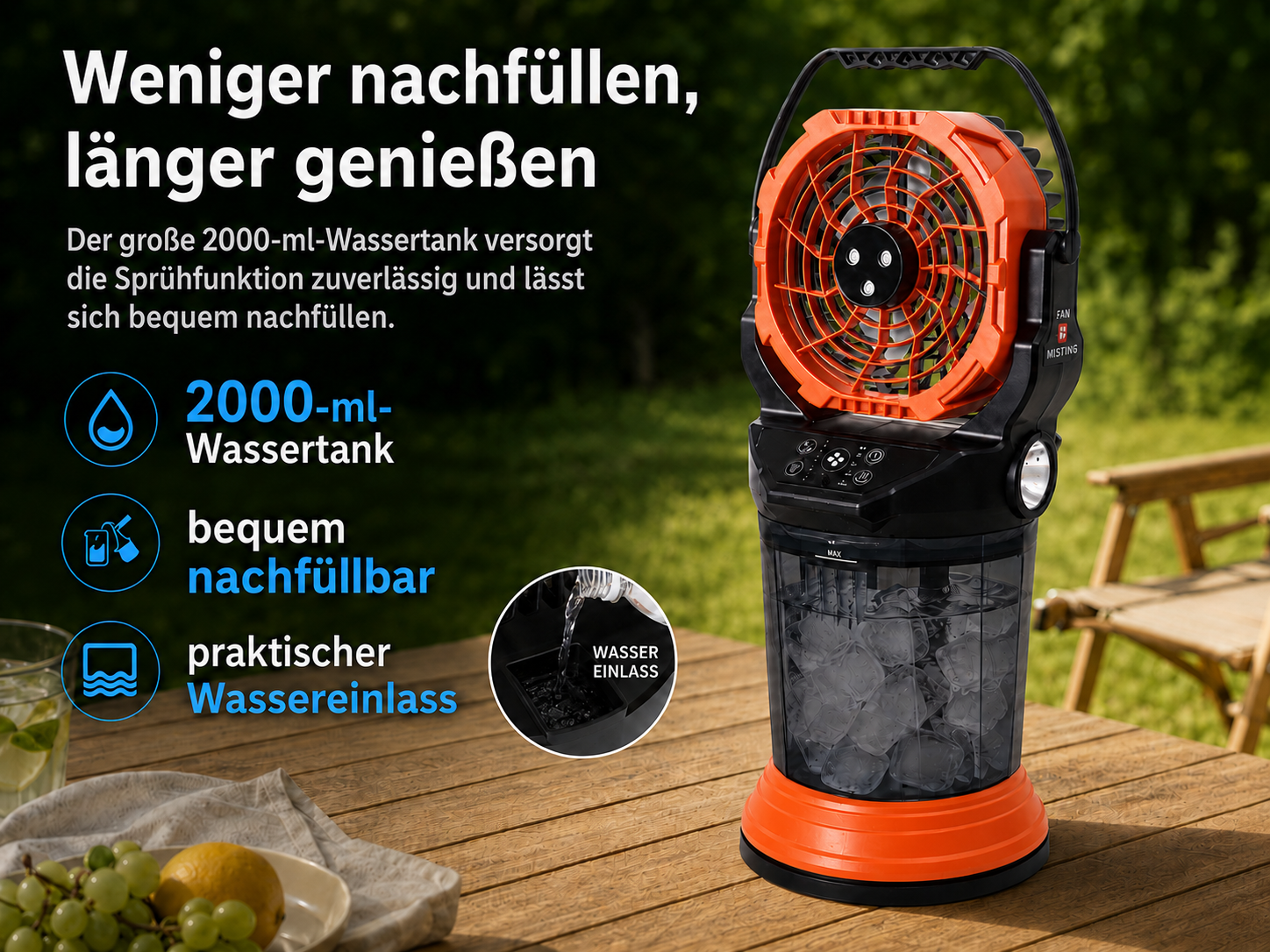 Ein orangefarbener Nebellüfter mit großem Wassertank und Eiswürfeln steht auf einem Holztisch.
