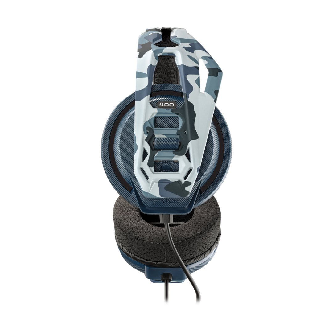 Un headset da gaming con motivo mimetico blu e bianco e archetto nero.