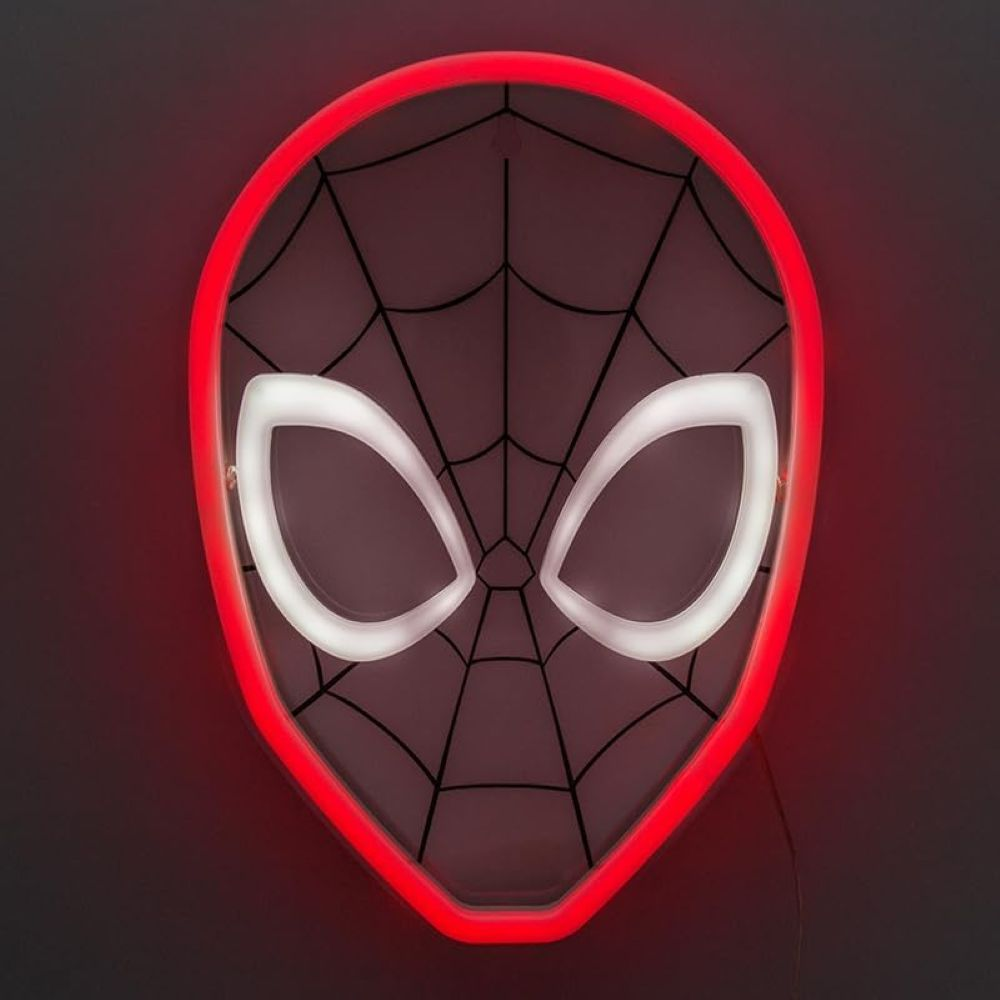Neonowy znak maski Spidermana z czerwonym wykończeniem i białymi świecącymi oczami na ciemnym tle.